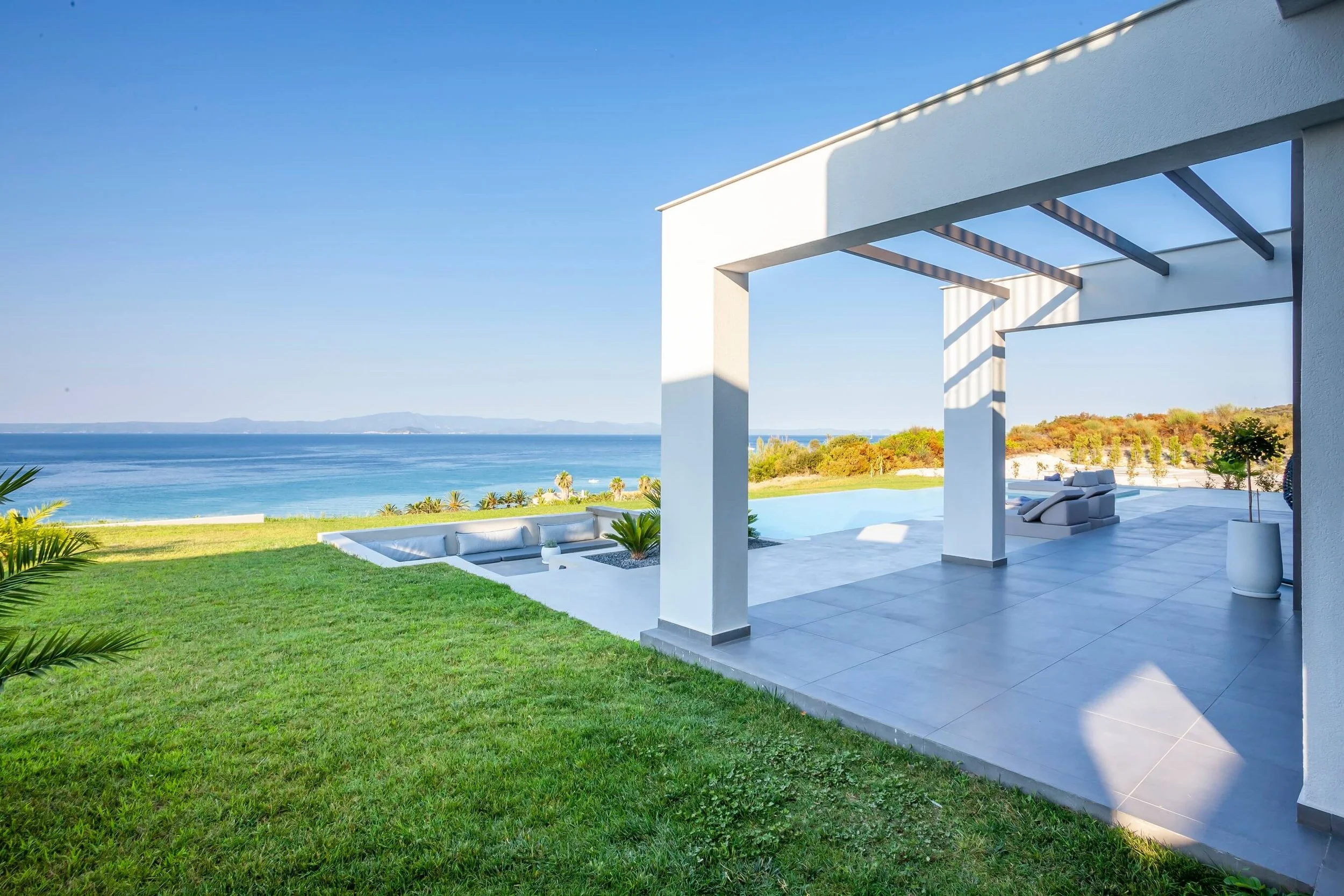 Horizon-Dream-Villas-Halkidiki-Sapphire-Villa-Pool-and-outside area-(6).jpg