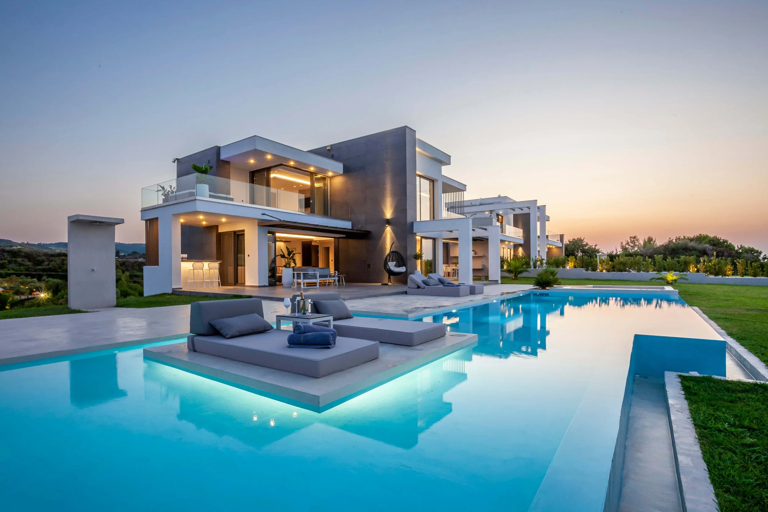 Horizon-Dream-Villas-Halkidiki-Sapphire-Villa-Pool-and-outside area-(7).jpg