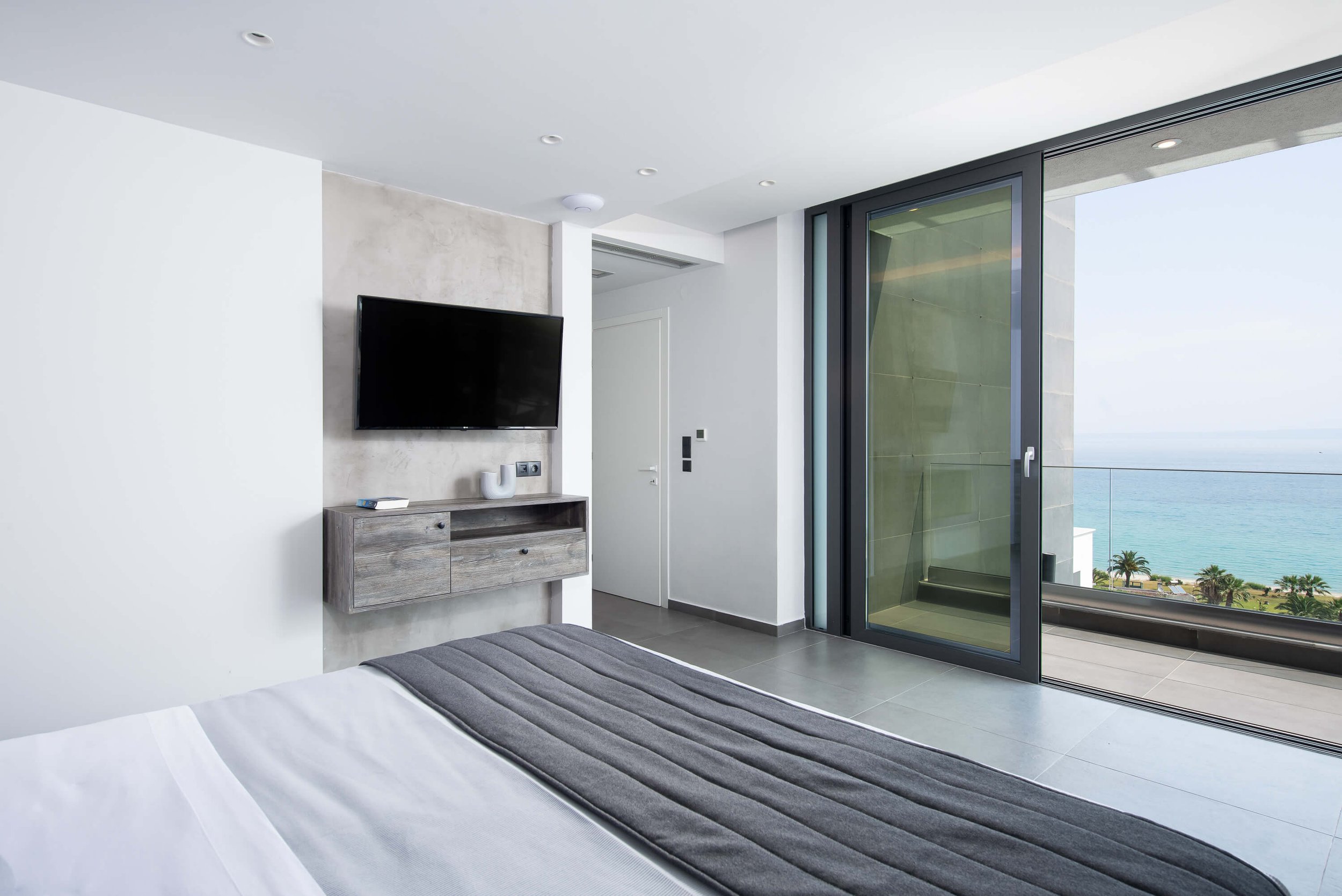 Luxurious bedroom in Sapphire Villa Halkidiki featuring rivate bathroom, king or queen-size bed and premium linen Kassandra, Hanioti