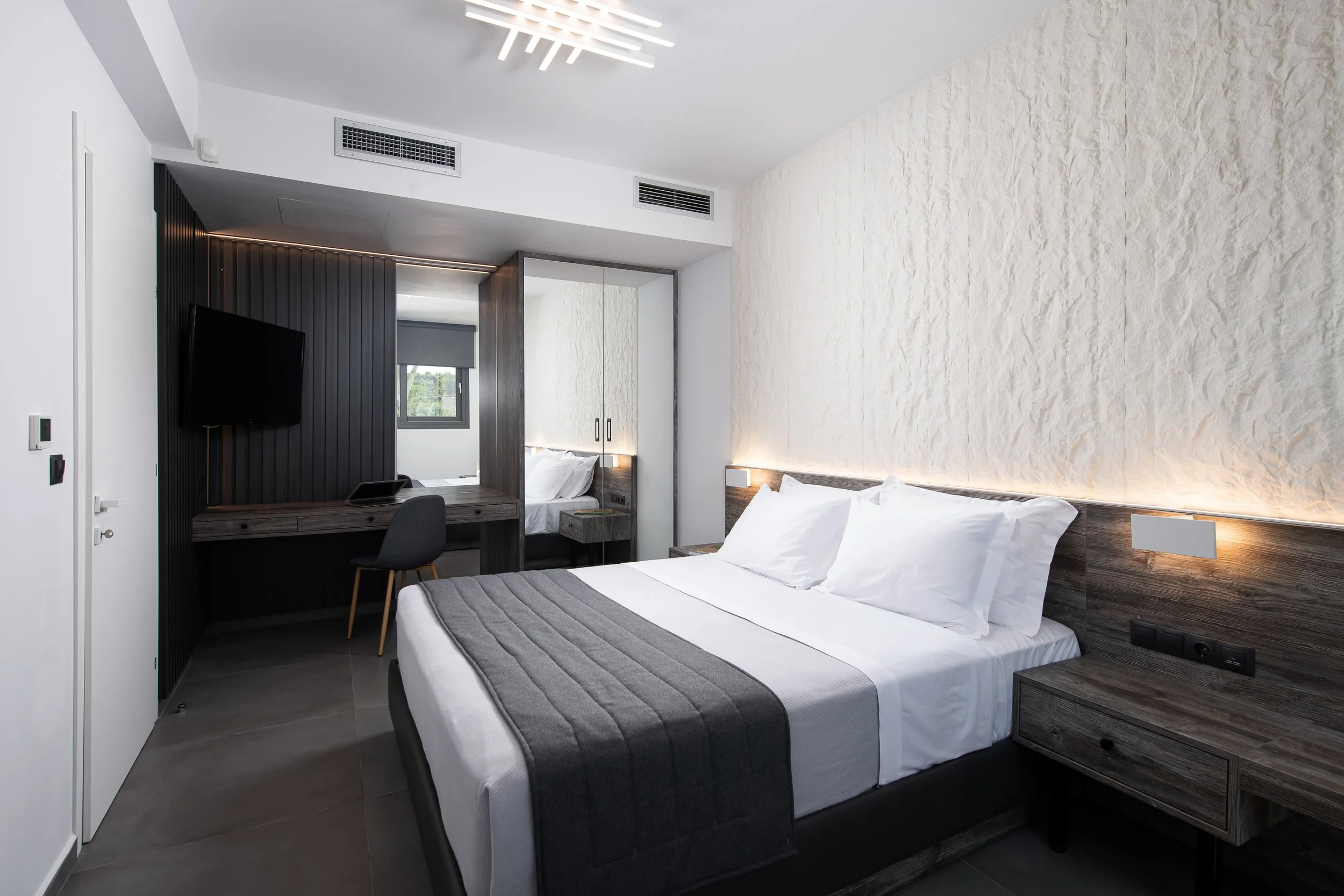 Horizon Dream Villas-Halkidiki Sapphire Villa bedroom in down (4).jpg