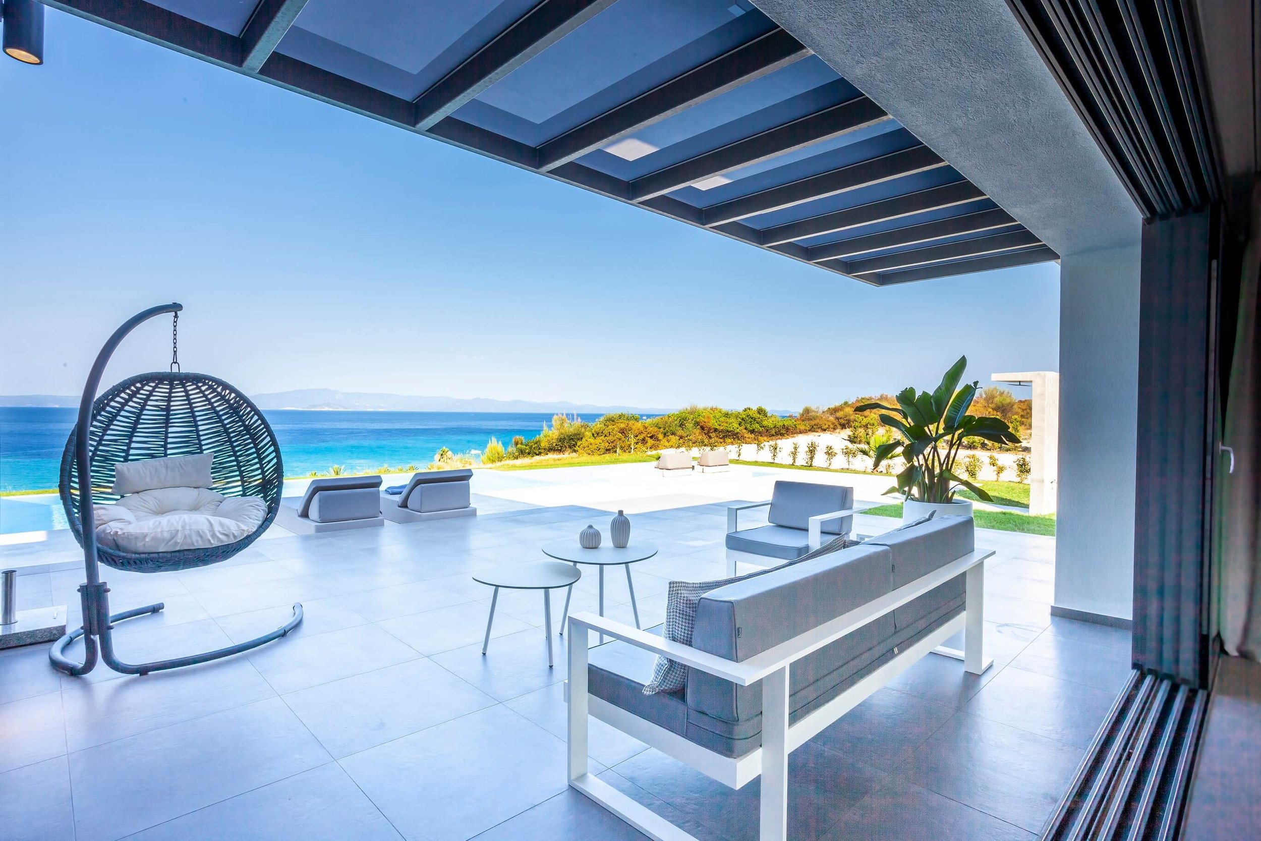 Horizon-Dream-Villas-Halkidiki-Sapphire-Villa-Pool-and-outside area-(2).jpg