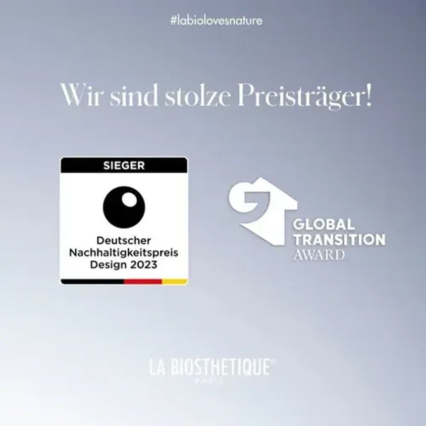 Ein Screenshot eines Awards mit dem Text "Wir sind stolze Preisträger!" und Logos des Deutschen Nachhaltigkeitspreis Design 2023 und des Global Transition Awards.