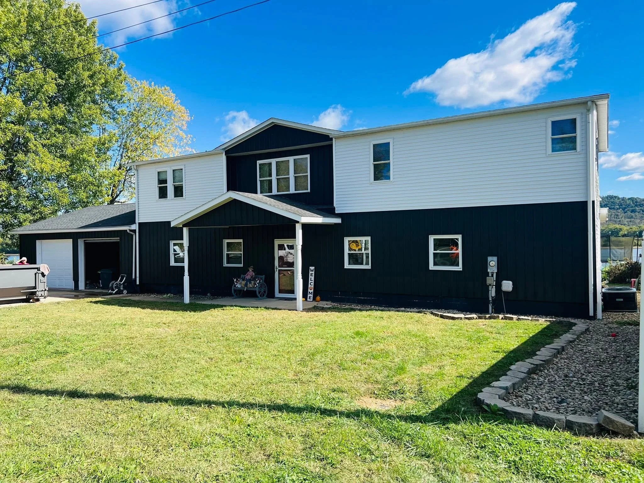 Oranssi carpenter using bench saw