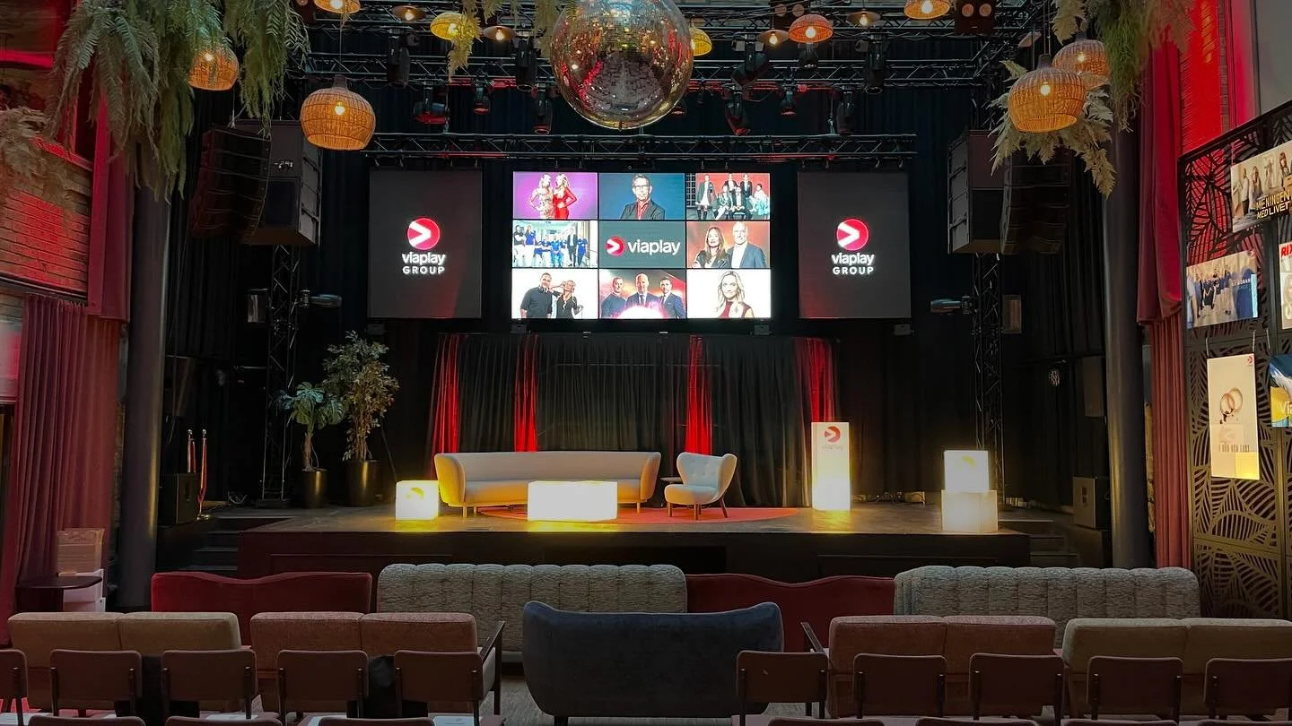Scenbild fr&aring;n g&aring;rdagens programpresentation d&auml;r vi hj&auml;lpte till med design och dekor. Tack Viaplay f&ouml;r f&ouml;rtroendet.💫