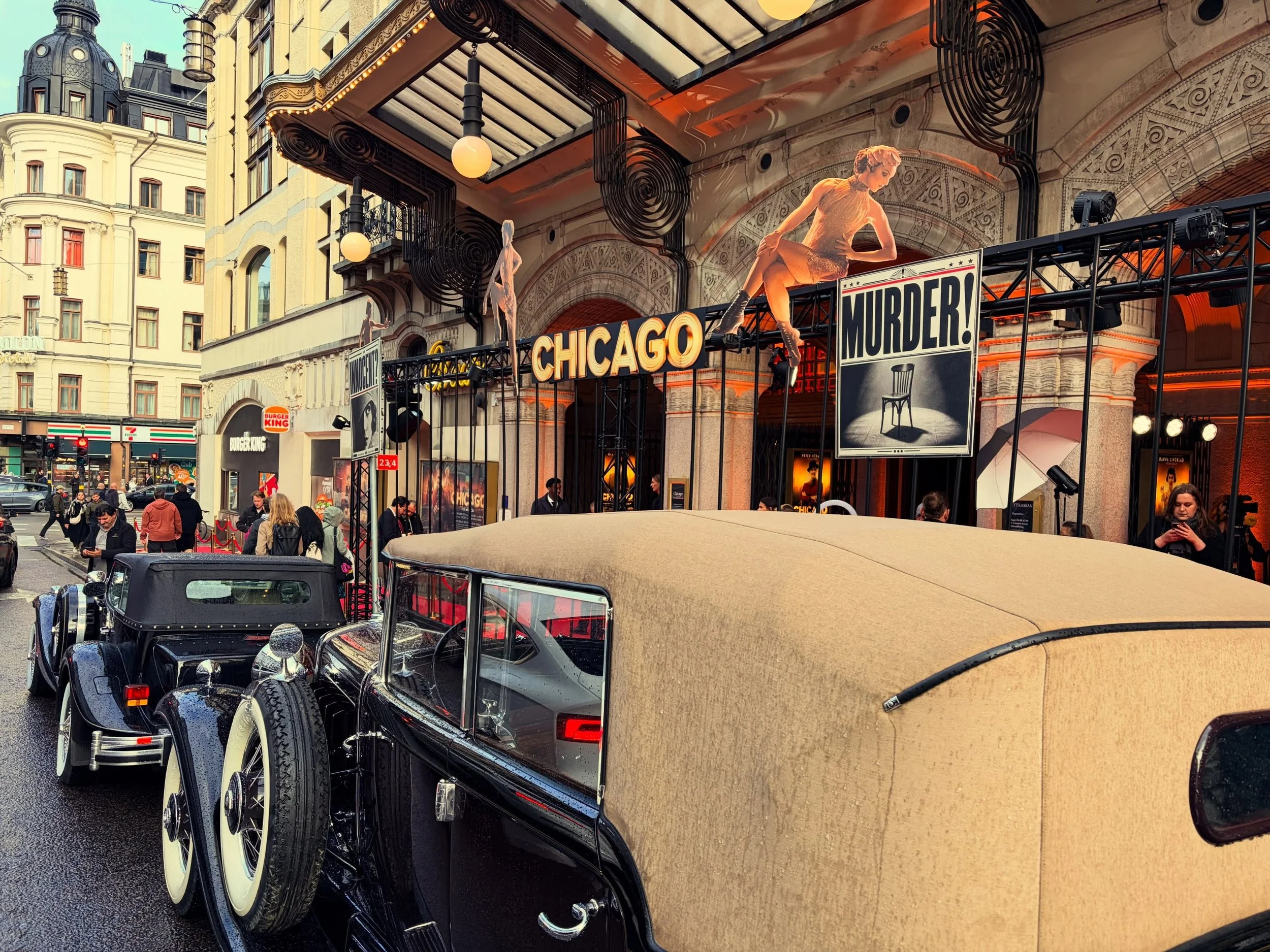 Galapremi&auml;ren av Chicago the Musical! 🎵

Tillsammans med @zapevents skapade vi en Chicago-inspirerad inramning f&ouml;r r&ouml;da mattan. Med galler, printade dansare, gala belysning, r&ouml;kmaskin, blommor och fotov&auml;gg. Som pricken &ouml