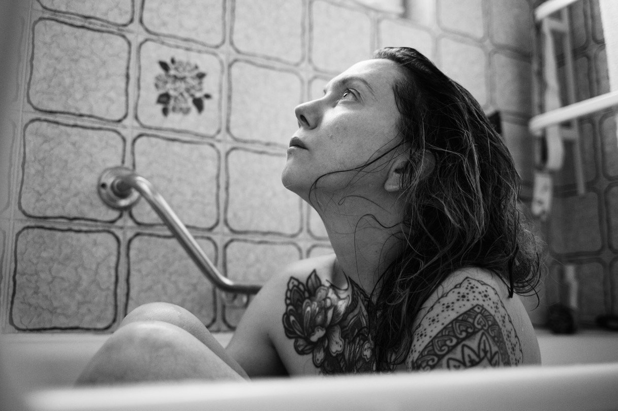 Femme tatouée dans son bain