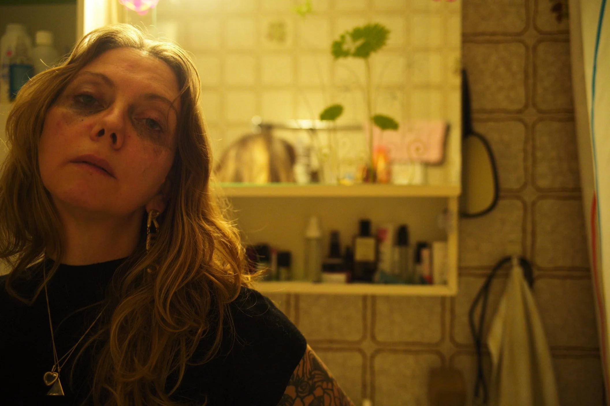 Femme dans salle de bains