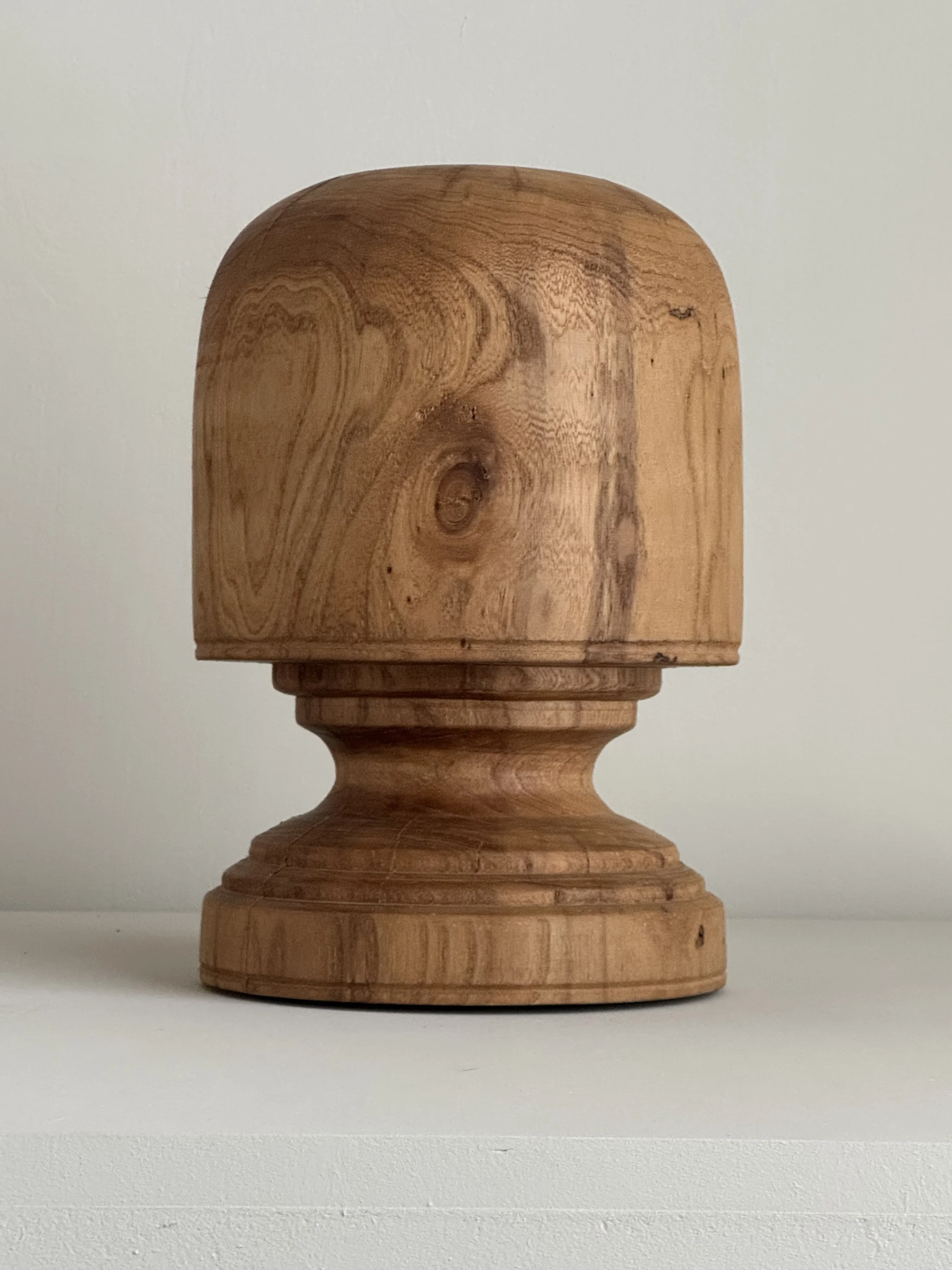 Soporte Artesanal para Sombreros de Madera de Olmo