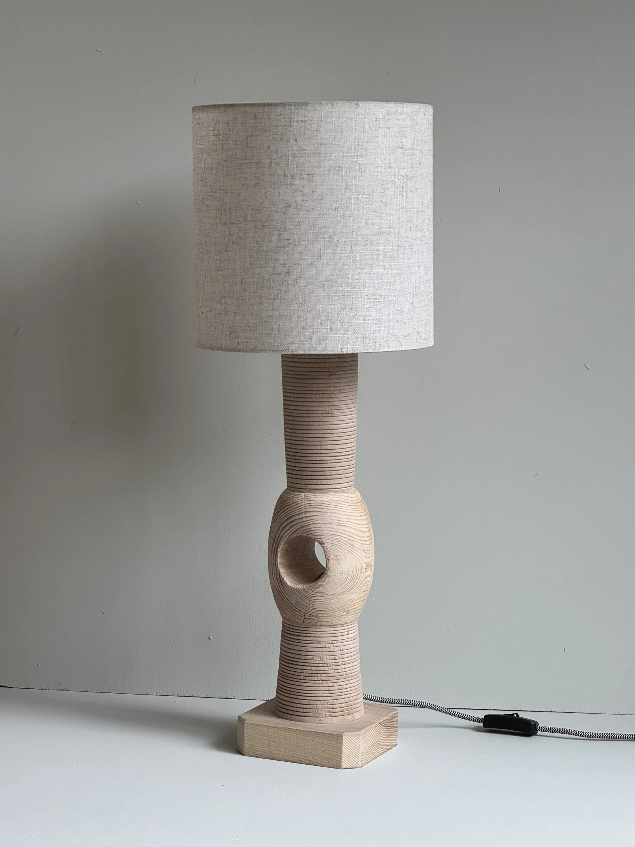 Lámpara Artesanal de Madera de Fresno