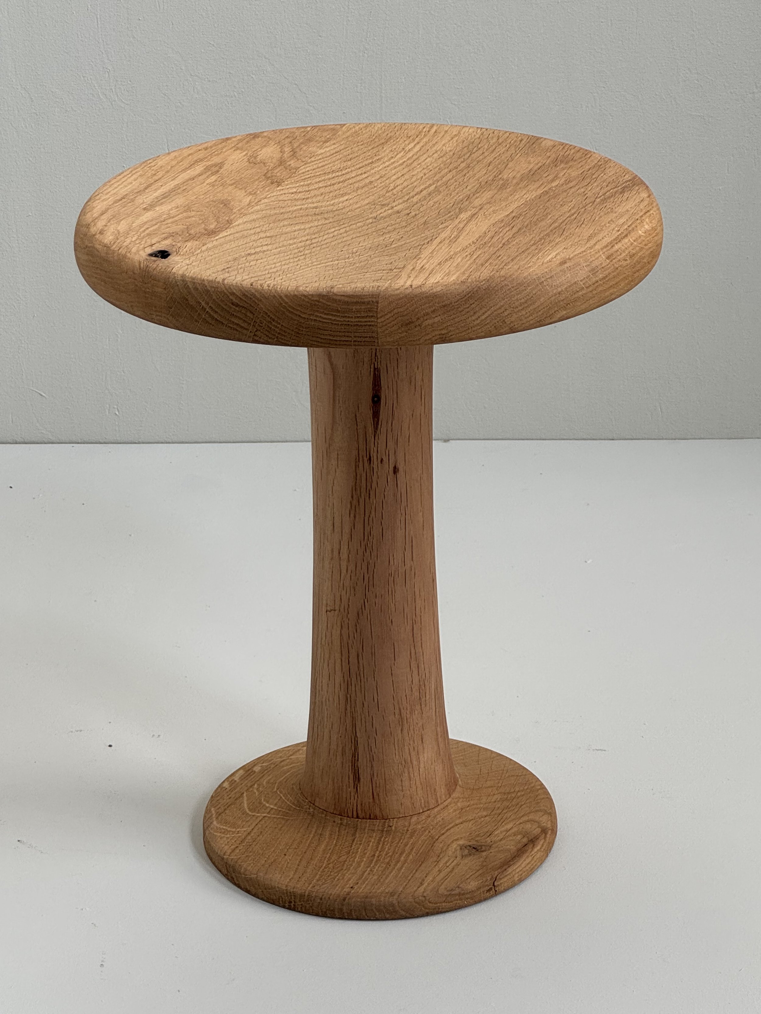 Mesita Auxiliar de Roble Hecha a Mano