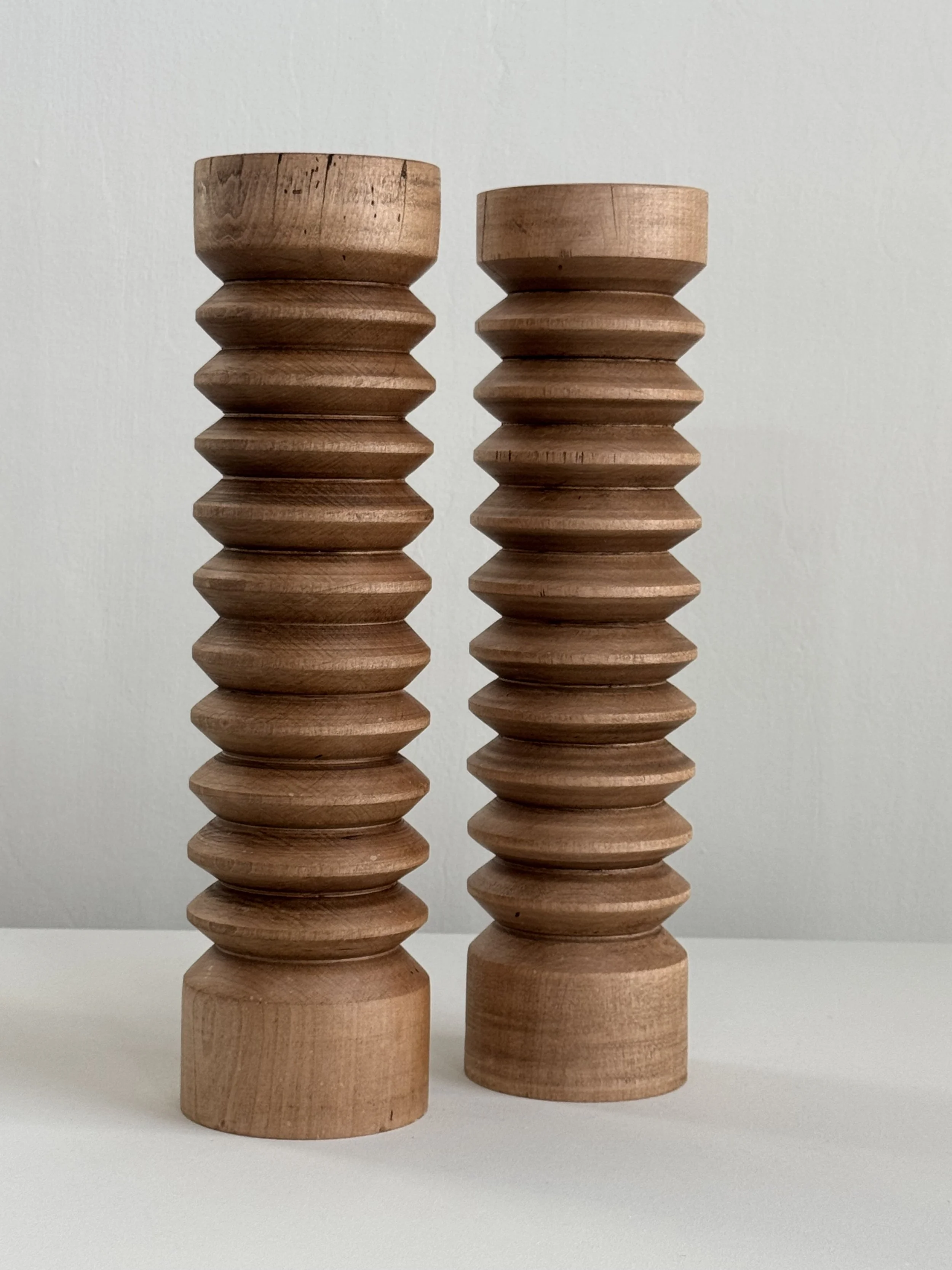 Pareja de Candelabros de Cerezo Torneados a Mano