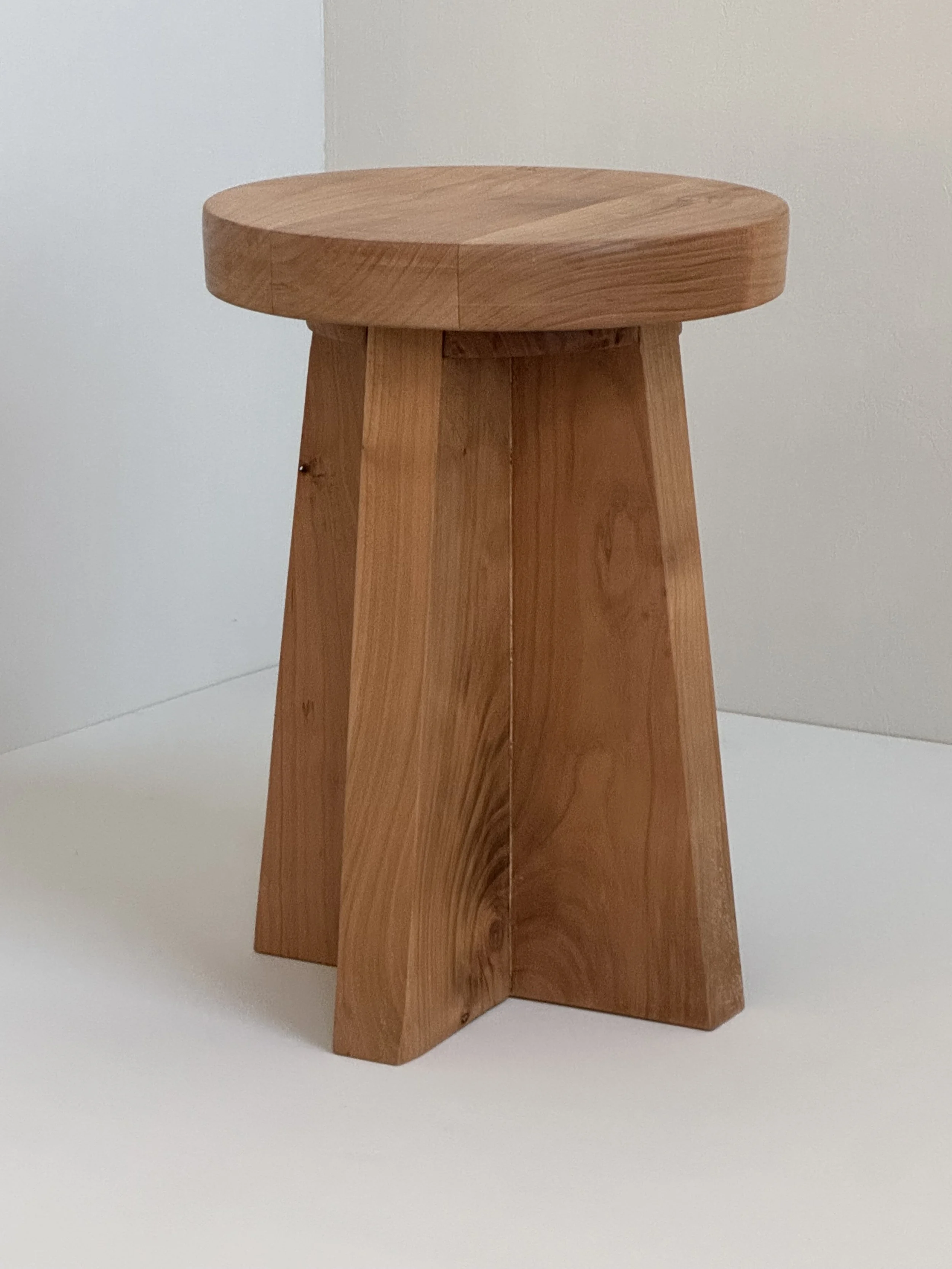 Taburete Brutalista de Madera de Cerezo