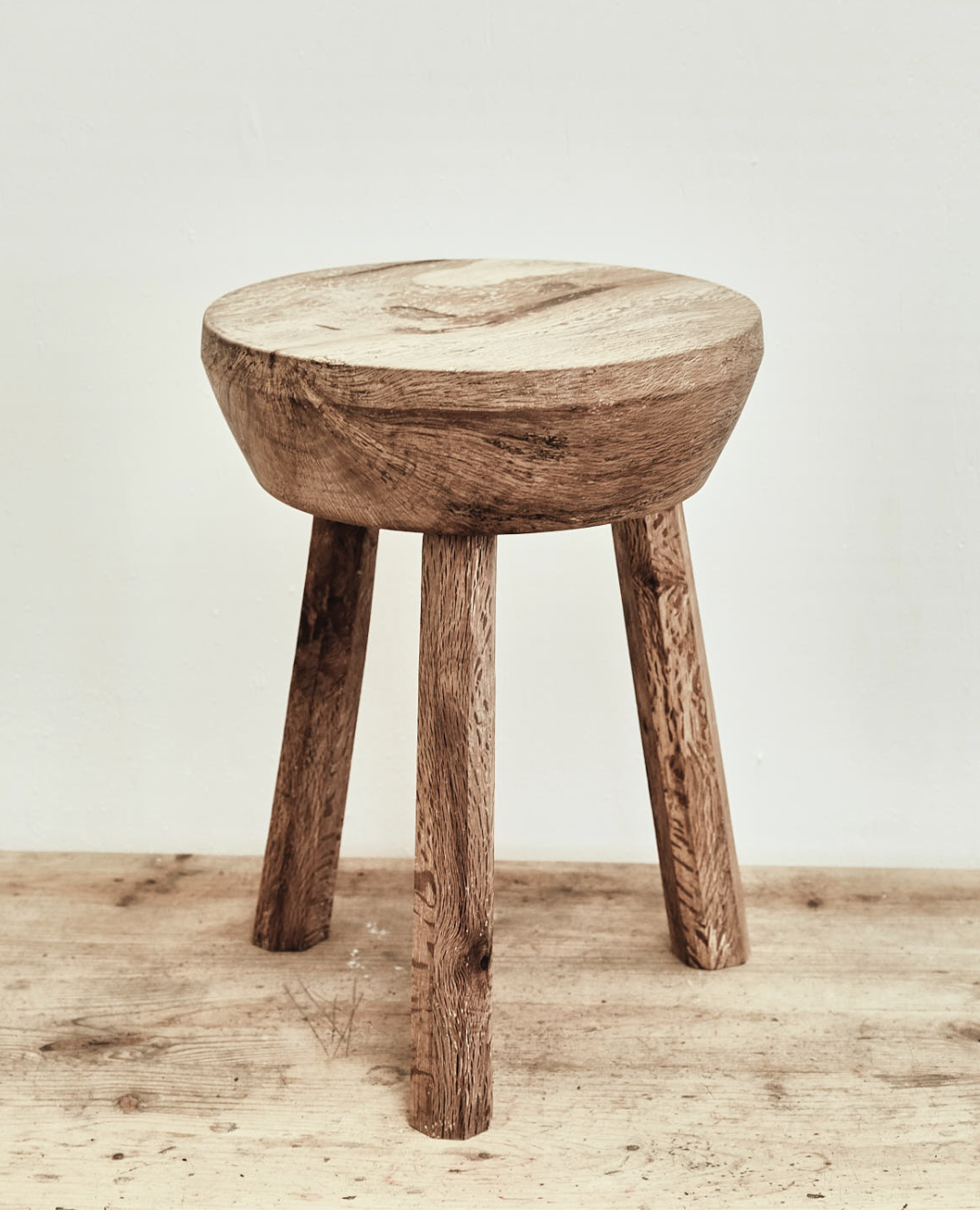 Taburete Brutalista de Madera de Encina