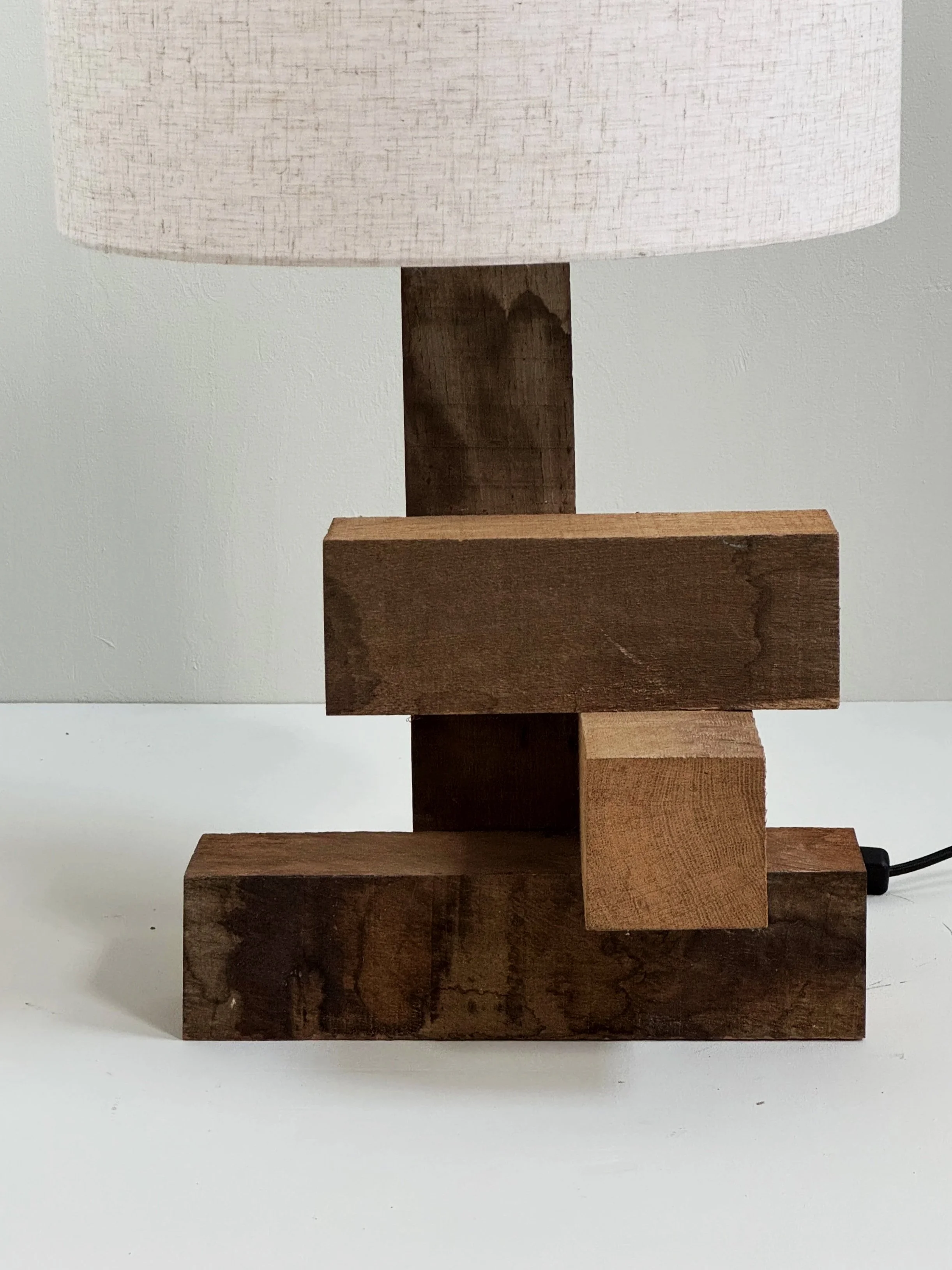 Lámpara Brutalista de Madera de Roble