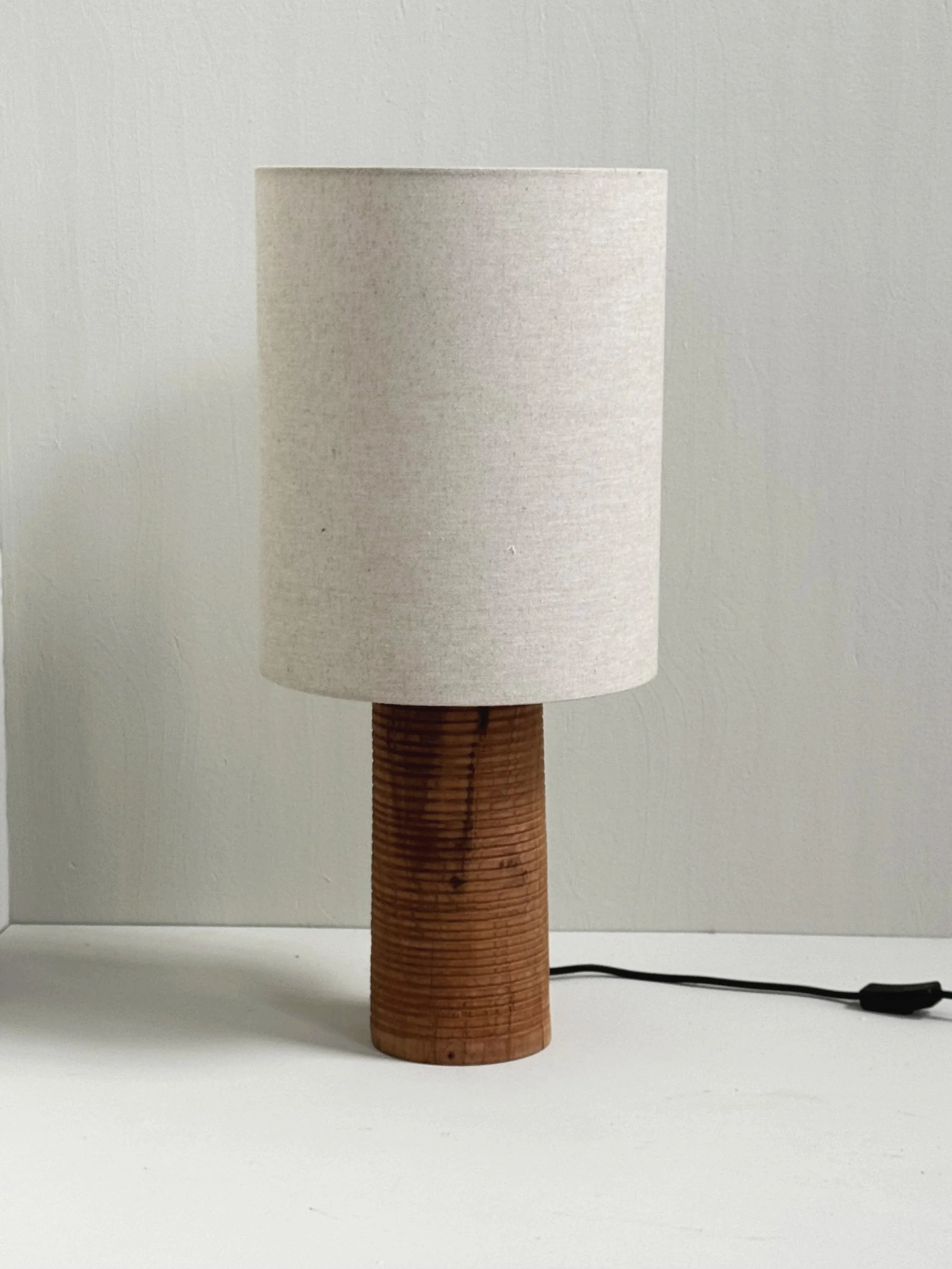 Lampara de madera de encina torneada a mano