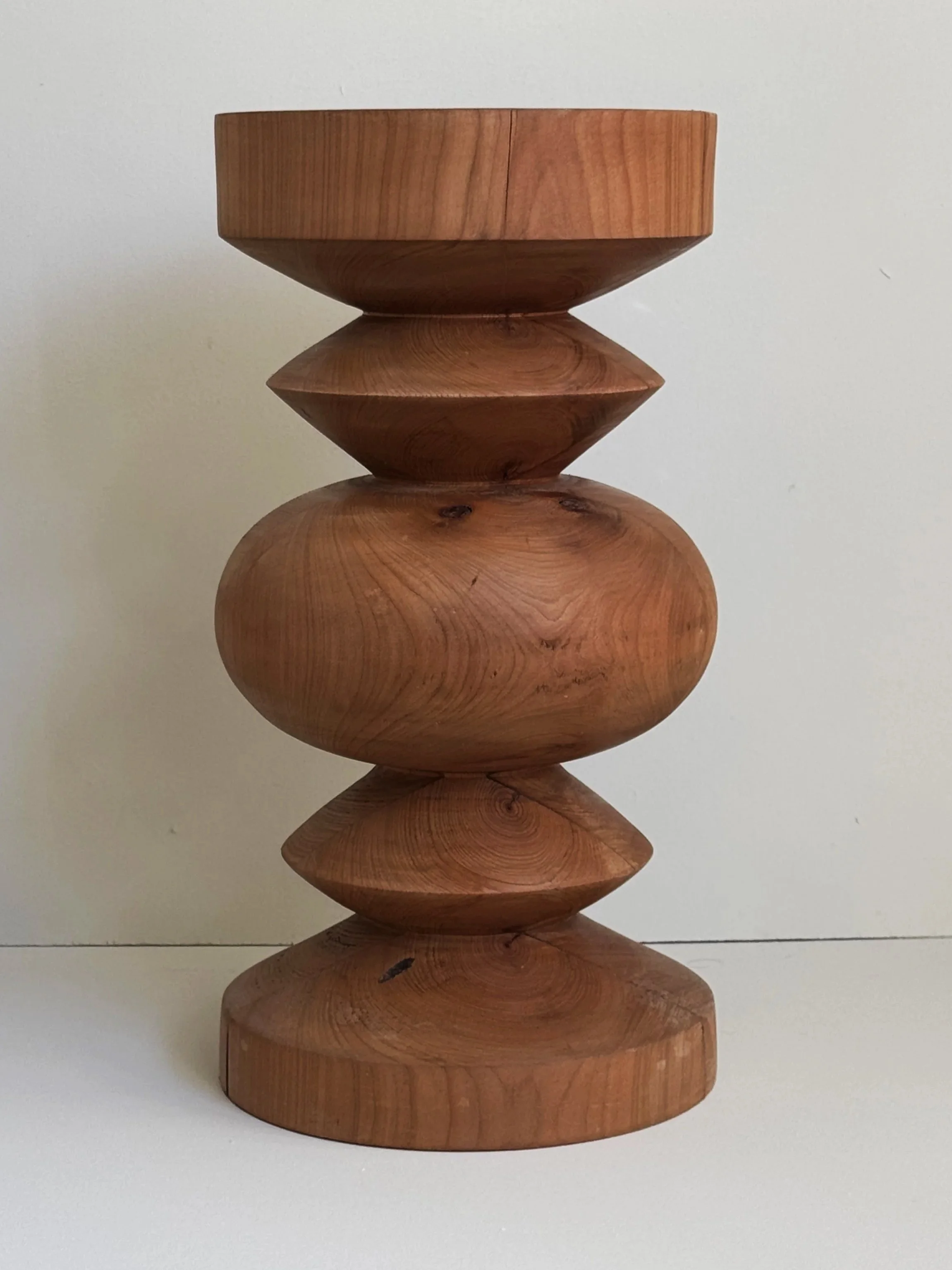 Mesita Auxiliar Escultórica en Madera de Cerezo