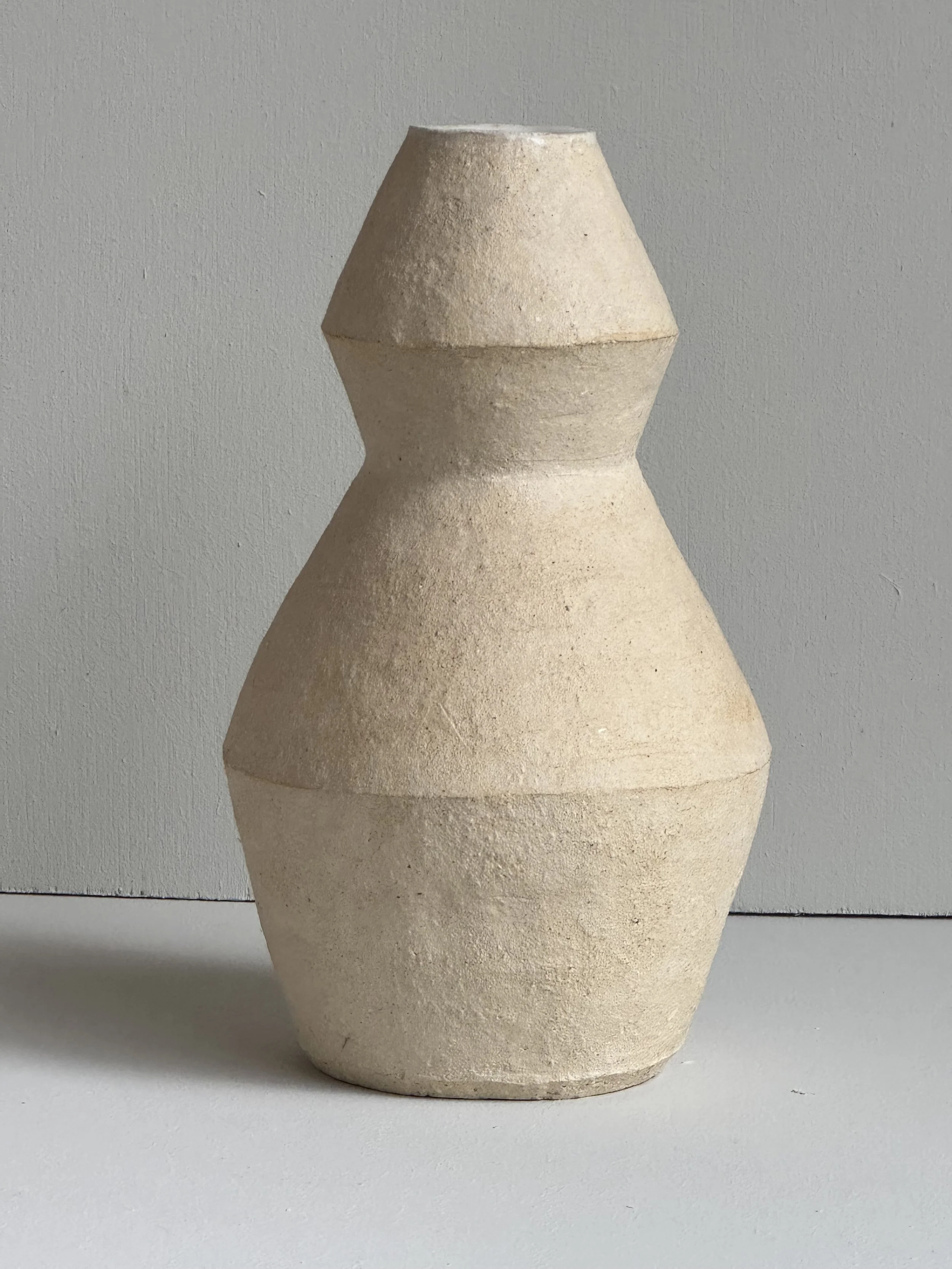 Jarrón  de ceramica realizado por Leah Fresneda