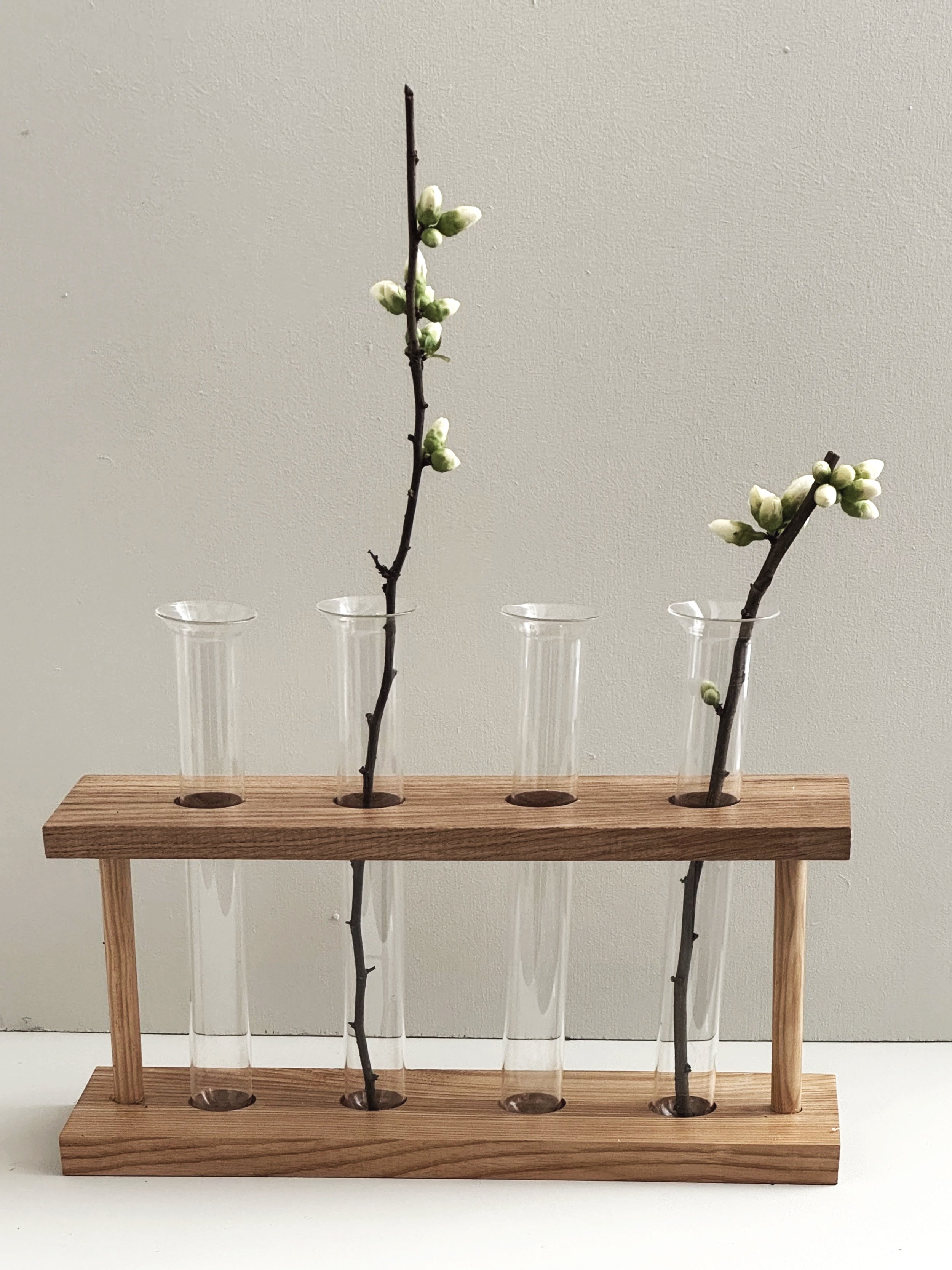 jarrón hecho de madera y tubos de ensayo