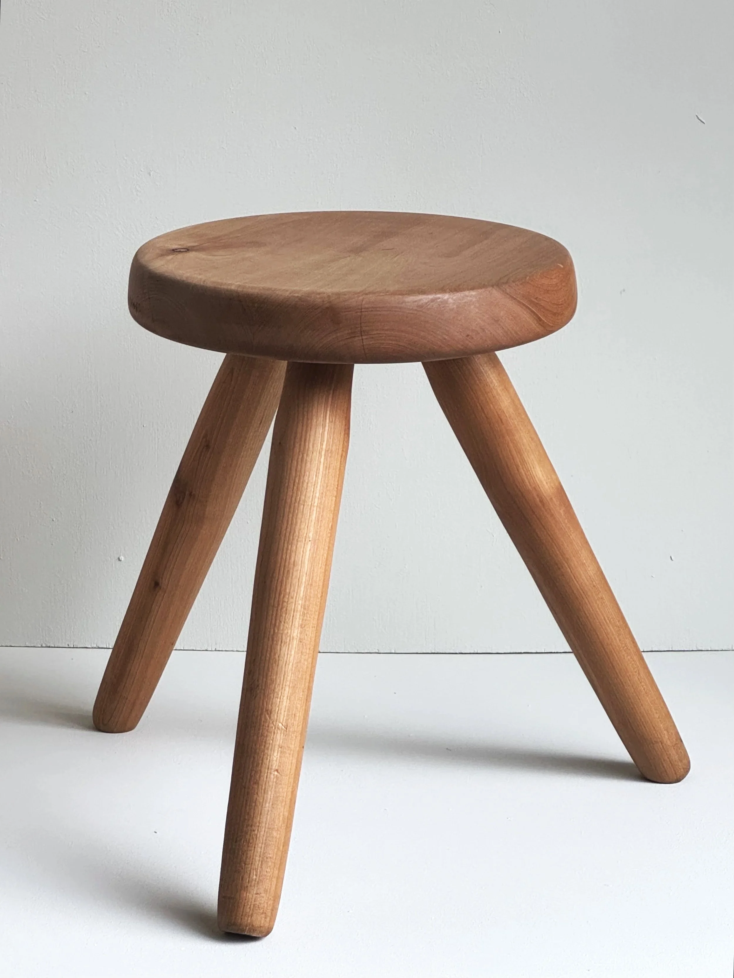 Taburete de Madera de Cerezo Charlotte Perriand