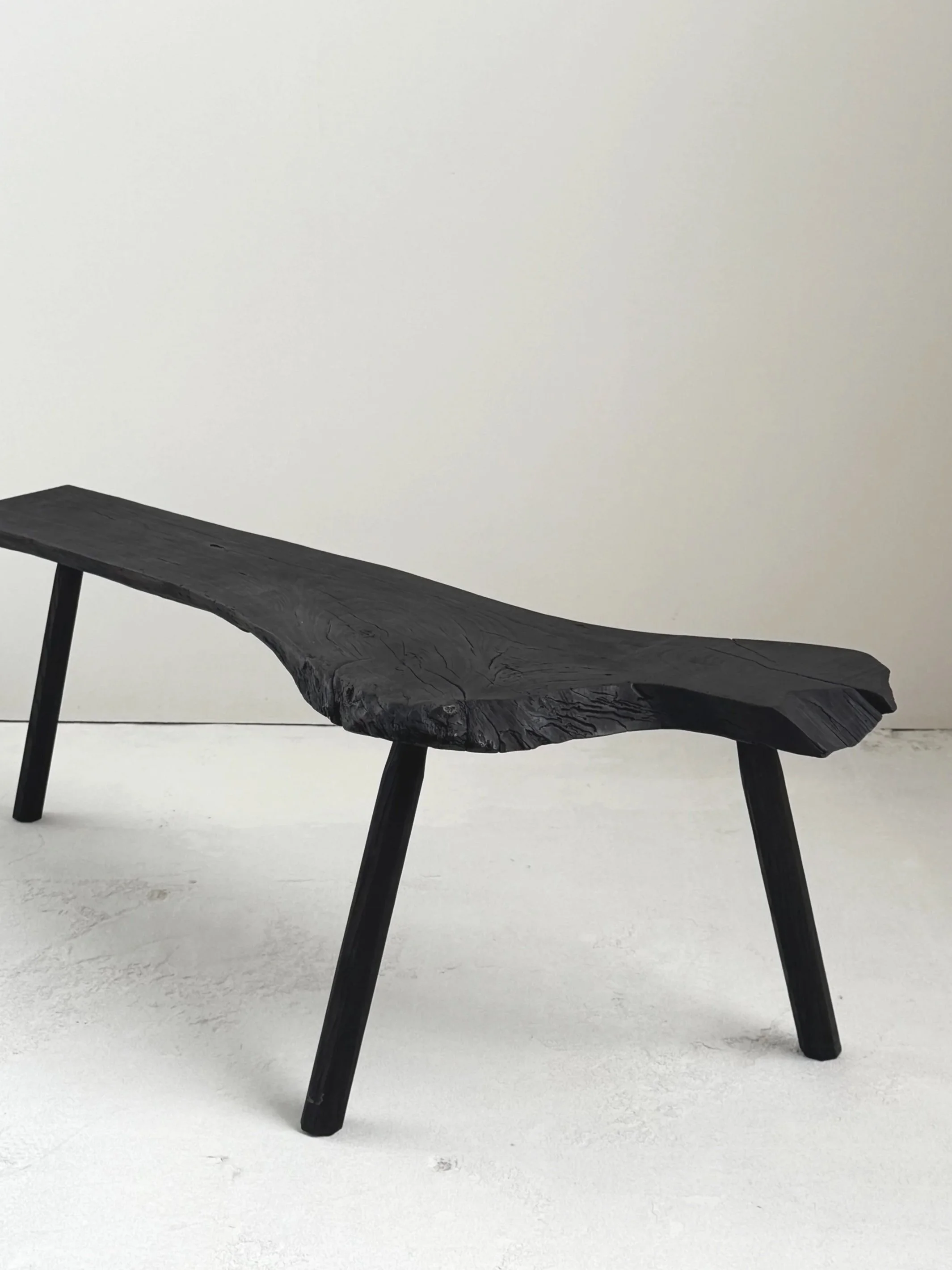 Banco de Nogal Ebonizado de Formas Orgánicas