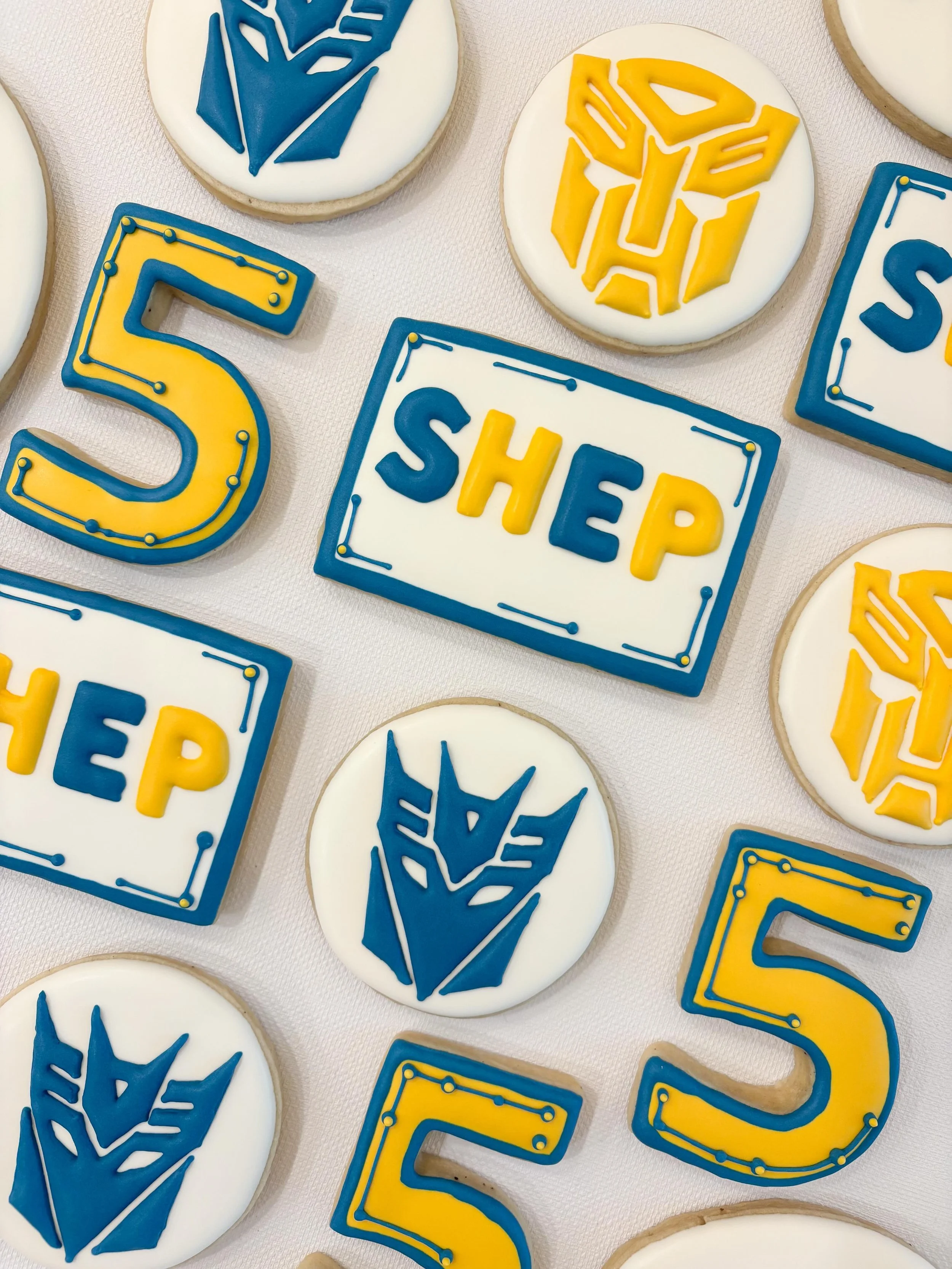 Transformers, mosasaurus, and turning FIVE, what a sweet combination! ⚡️🦖🎂

#homemadecookies #customcookies #sugarcookies #birthdaycookies
#wesleychapelcookies