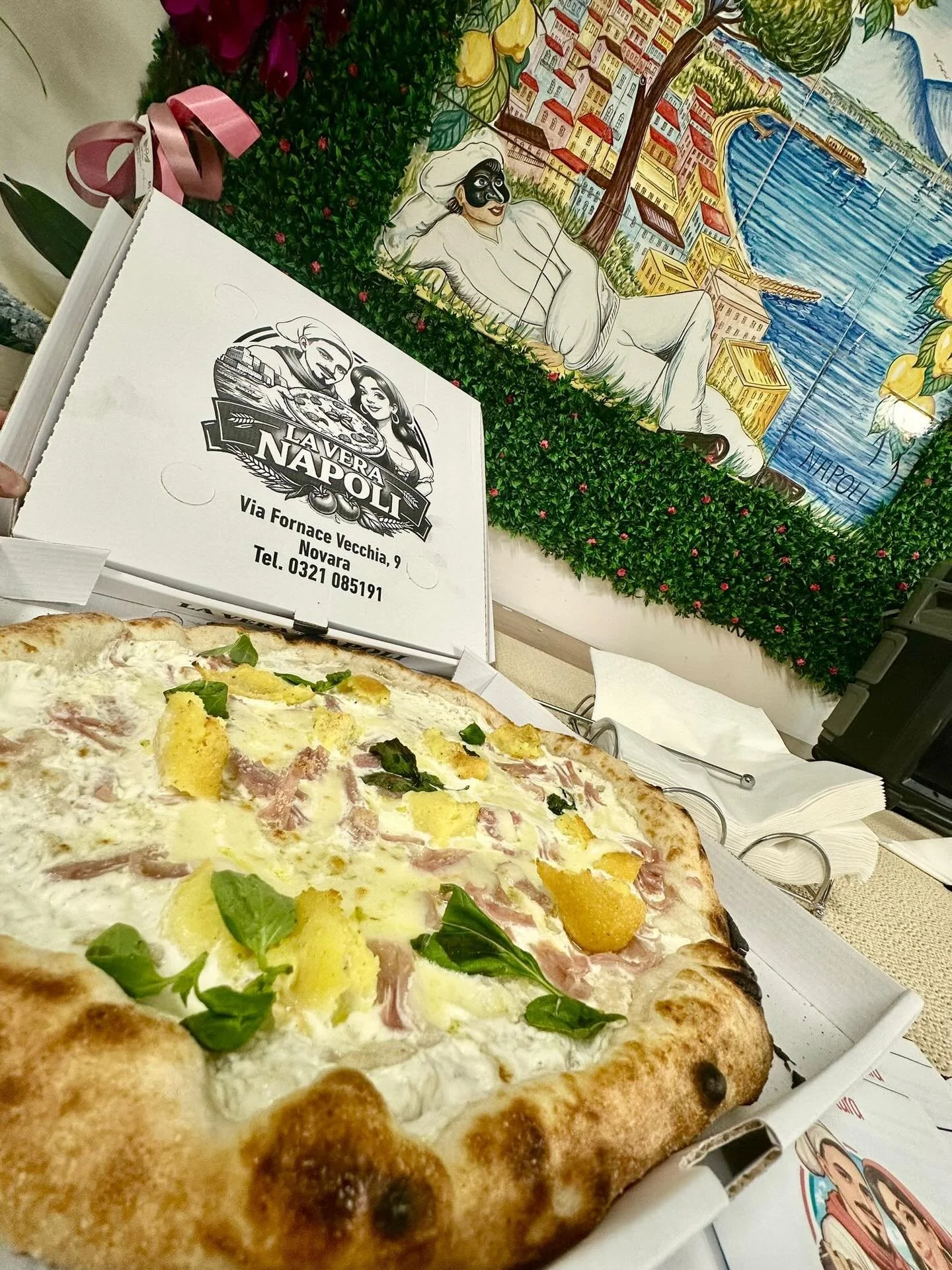 Quando la tradizione incontra la perfezione. 🇮🇹

Impasto soffice e leggero, cornicione alveolato, crema vellutata, prosciutto selezionato, croccanti tocchi dorati e basilico fresco appena adagiato 🌿

Un morso e sei subito a Napoli ❤️

La nostra pi