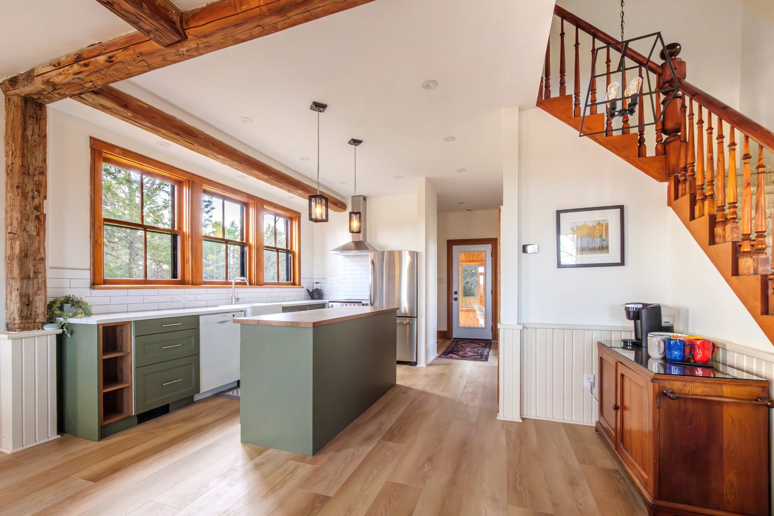 A large, well equipped kitchen with a island 