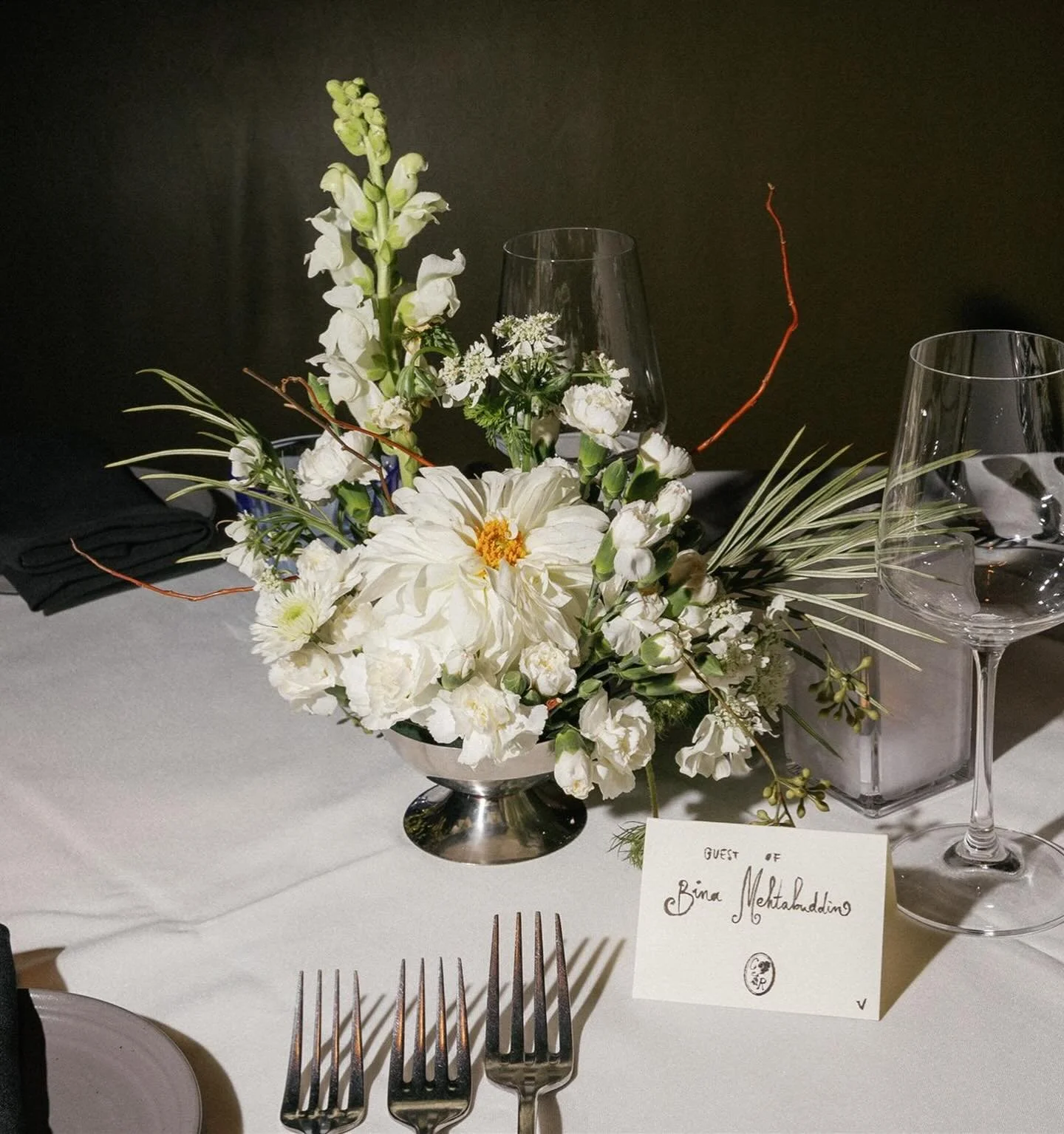 our woman in stems @clemencepluche led a workshop for her wedding florals, inviting her bridal party to create the centerpieces for her reception.

if this sounds right up your alley, reach out to us for your bridal shower, bachelorette, or your nyc 
