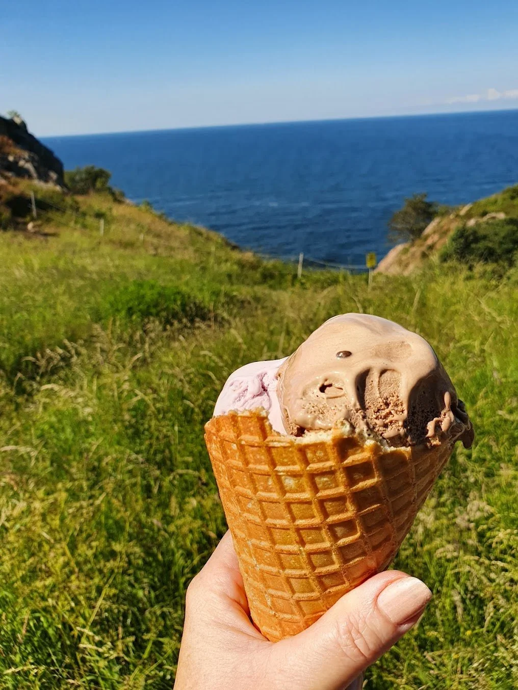 Glass med utsikt över havet på Kullaberg, serverad vid Kullens Fyrservering.