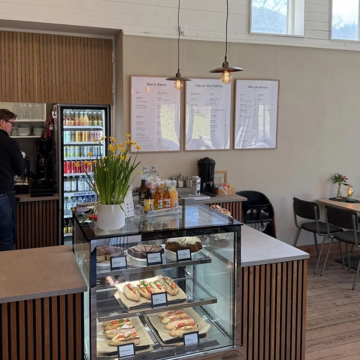 Interiör från Kullens Fyrservering – cafémiljö med fika, kaffe och servering vid Kullens Fyr.