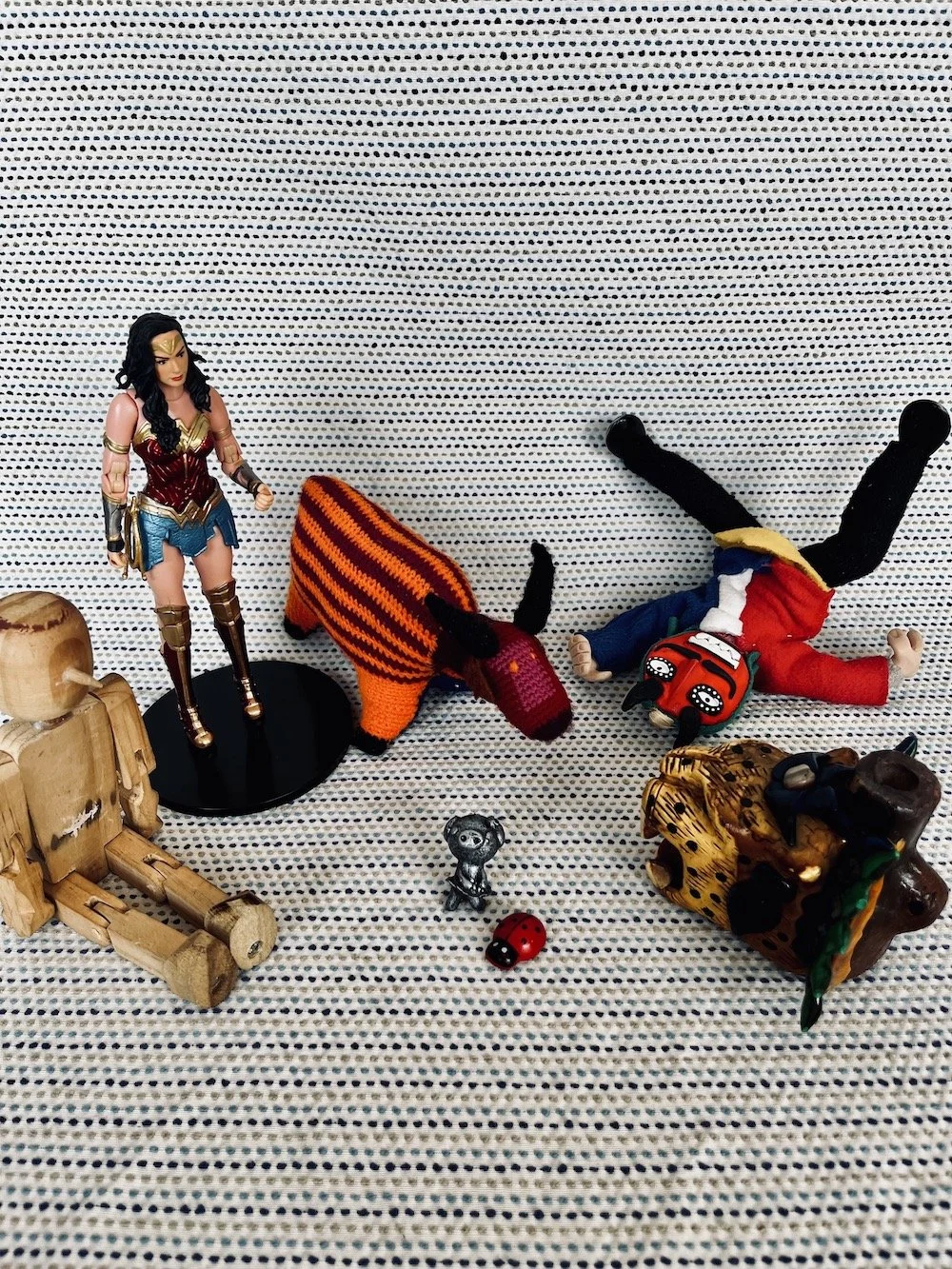 Representación simbólica de los Sistemas de Familia Interna (IFS) mediante figuras y juguetes; una herramienta terapéutica para identificar y dialogar con las distintas partes del sistema interno.