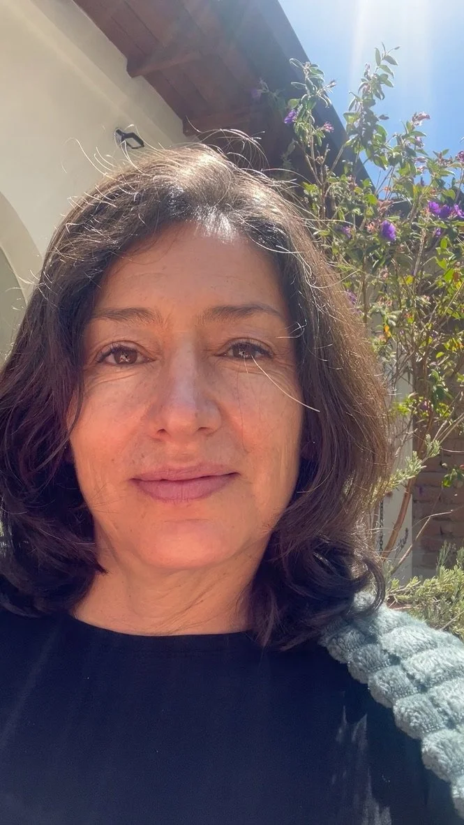 Primer plano de Verónica Ávila, psicóloga clínica y terapeuta IFS Nivel 2, transmitiendo madurez, presencia amorosa y escucha activa.