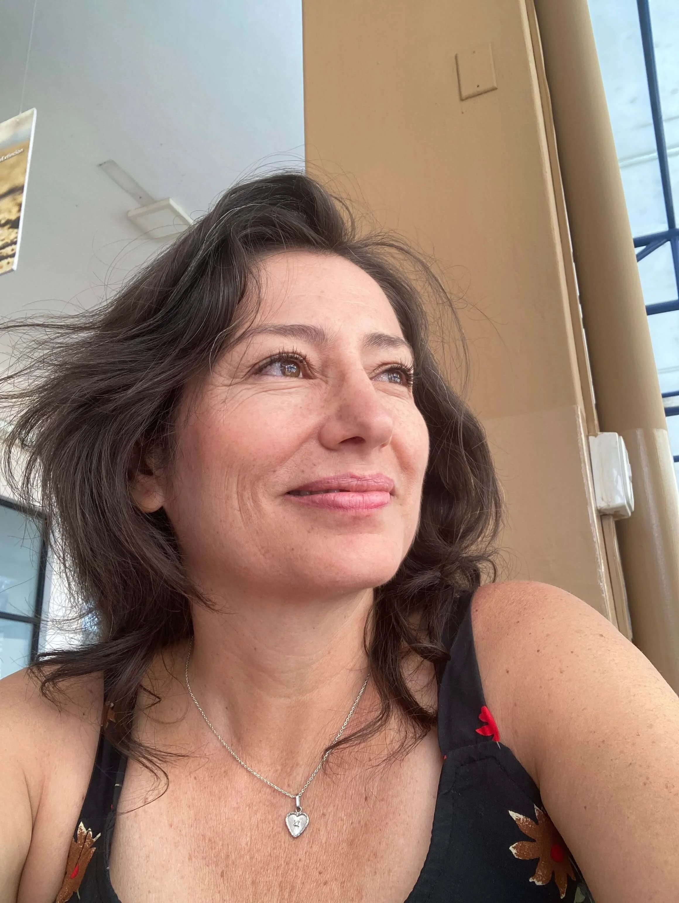 Retrato de Verónica Ávila, psicoterapeuta en Quito, reflejando una mirada serena y empática que invita a la conexión y al inicio del proceso terapéutico.