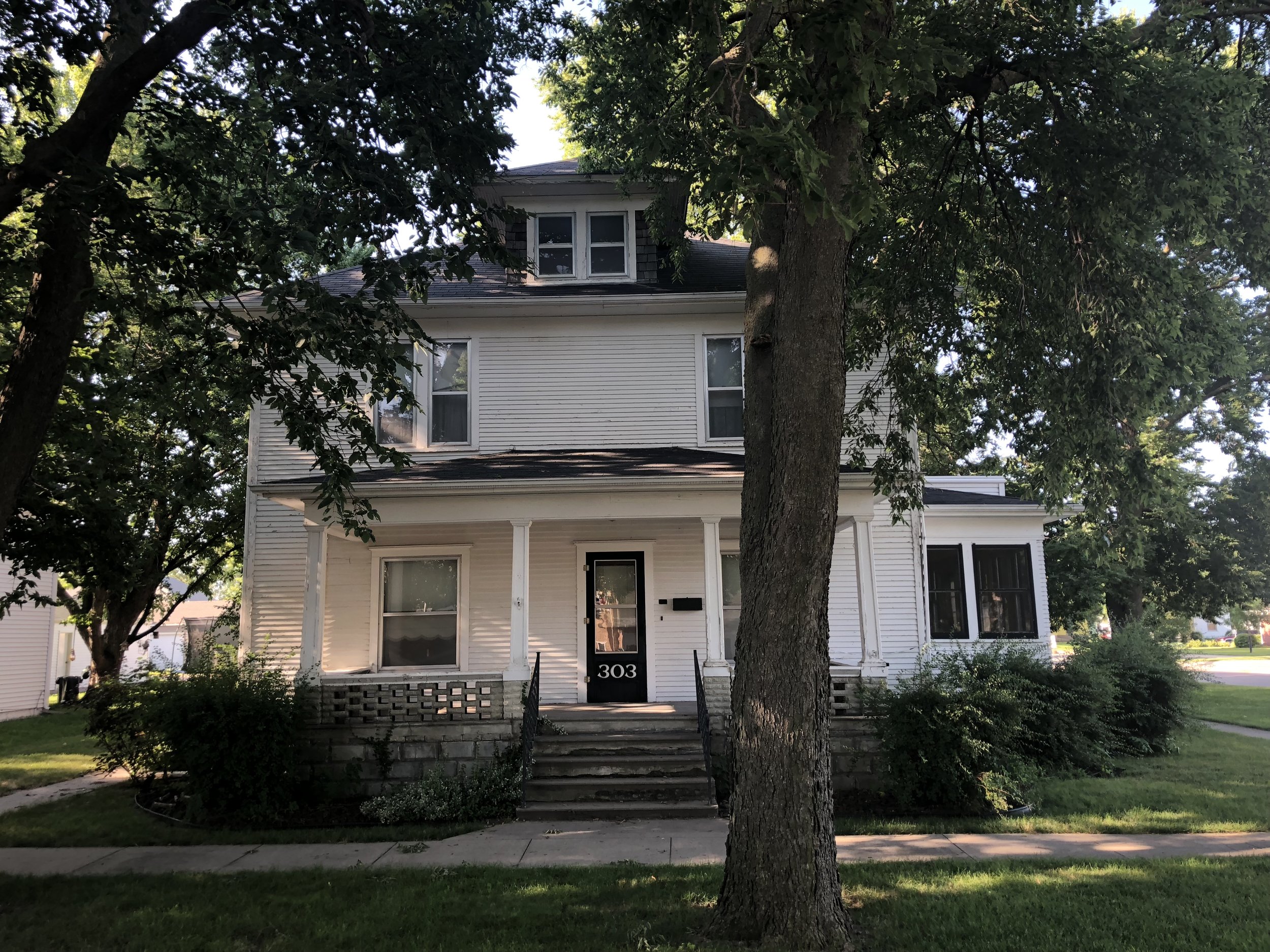 303 East 9th St - Schuyler