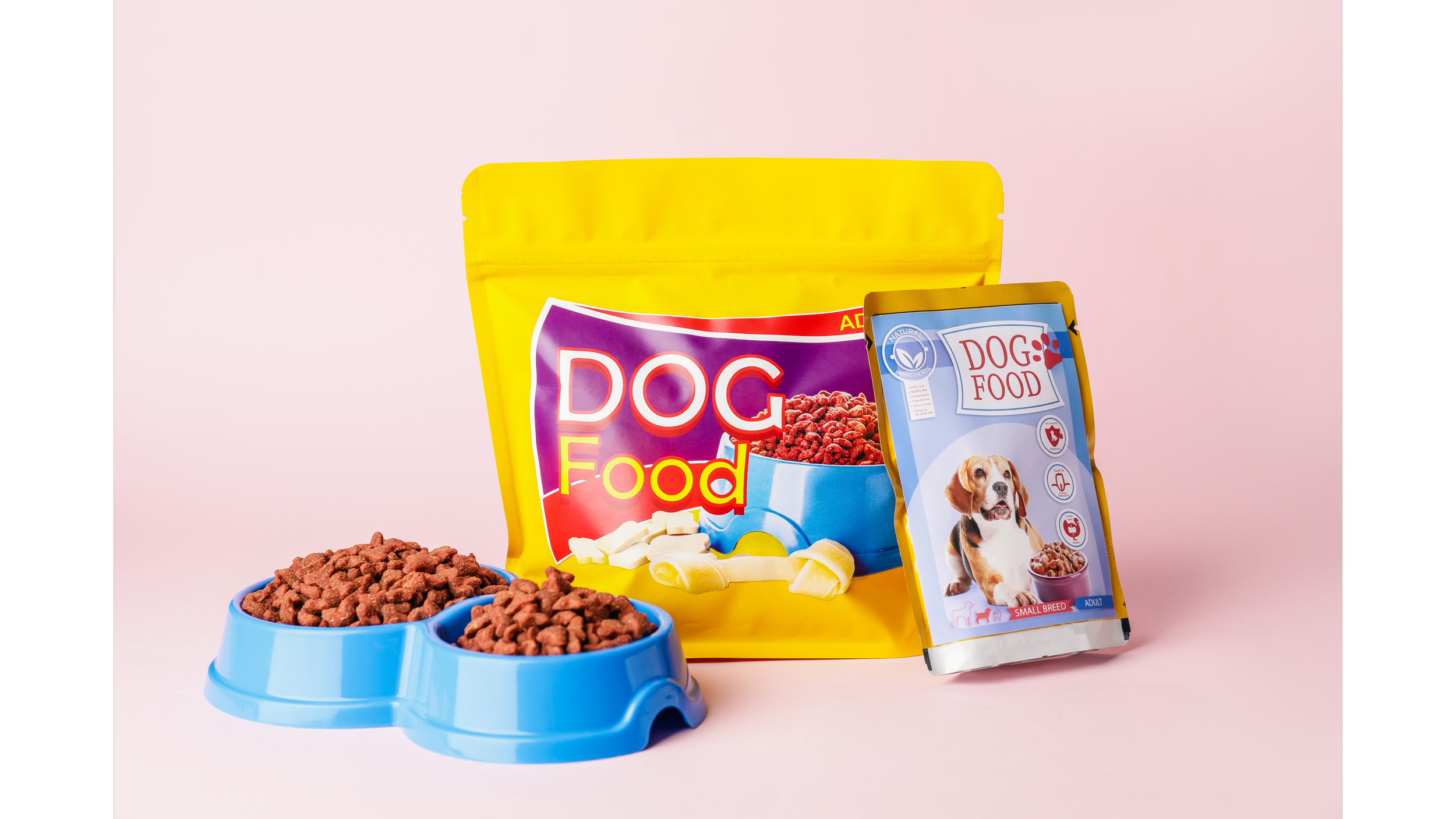 Alimentos para perro en bolsas y plato con comida en fondo rosa