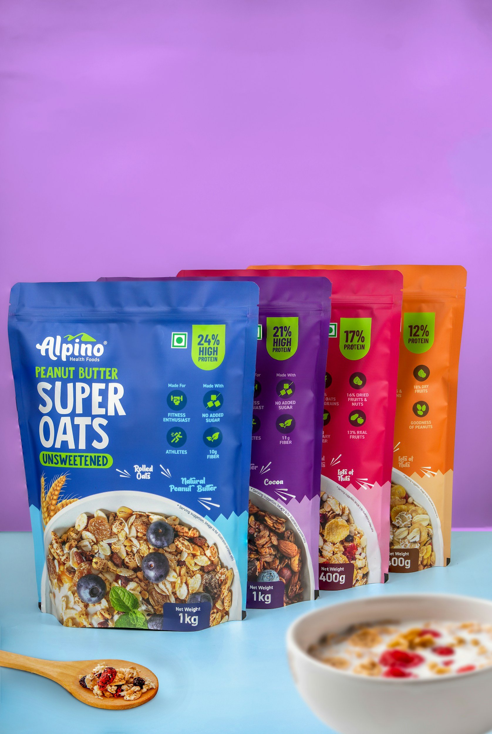 Paquetes de avena y frutos secos de diferentes sabores, un tazón de cereal y una cuchara con cereal y frutos rojos.