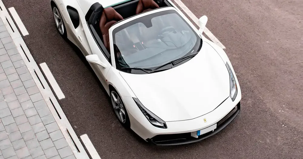 Ferrari blanco descapotable, coche de lujo para alquilar en España