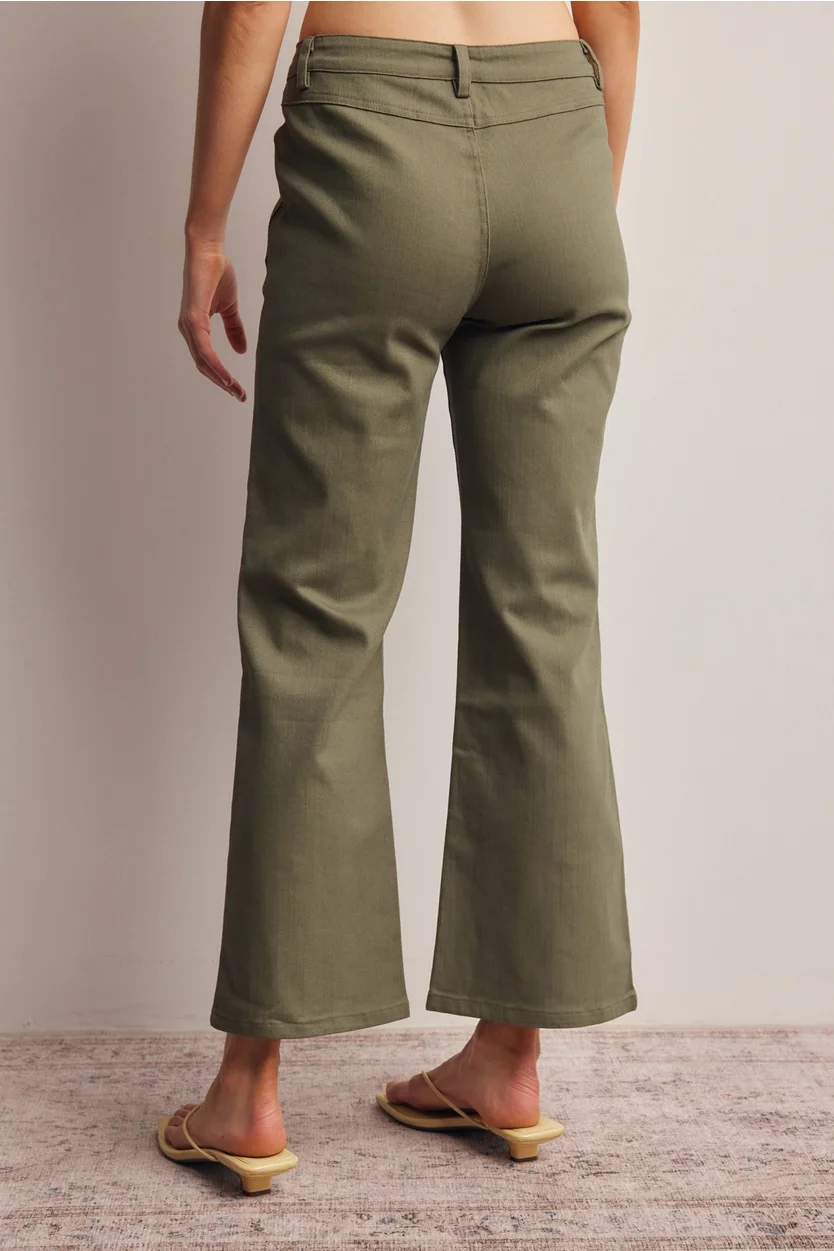 green pants3.webp