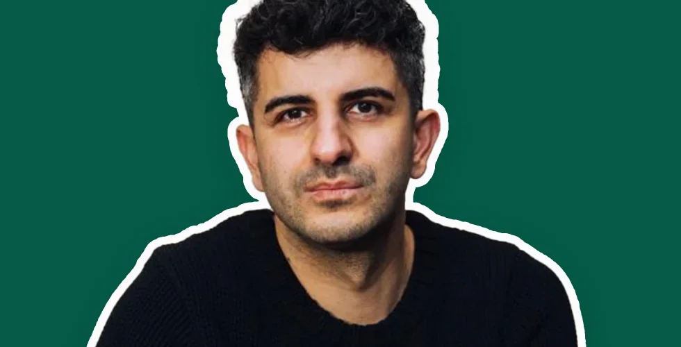 Man som visar digitala ringar och armband på händerna, när han håller händerna nära huvudet.