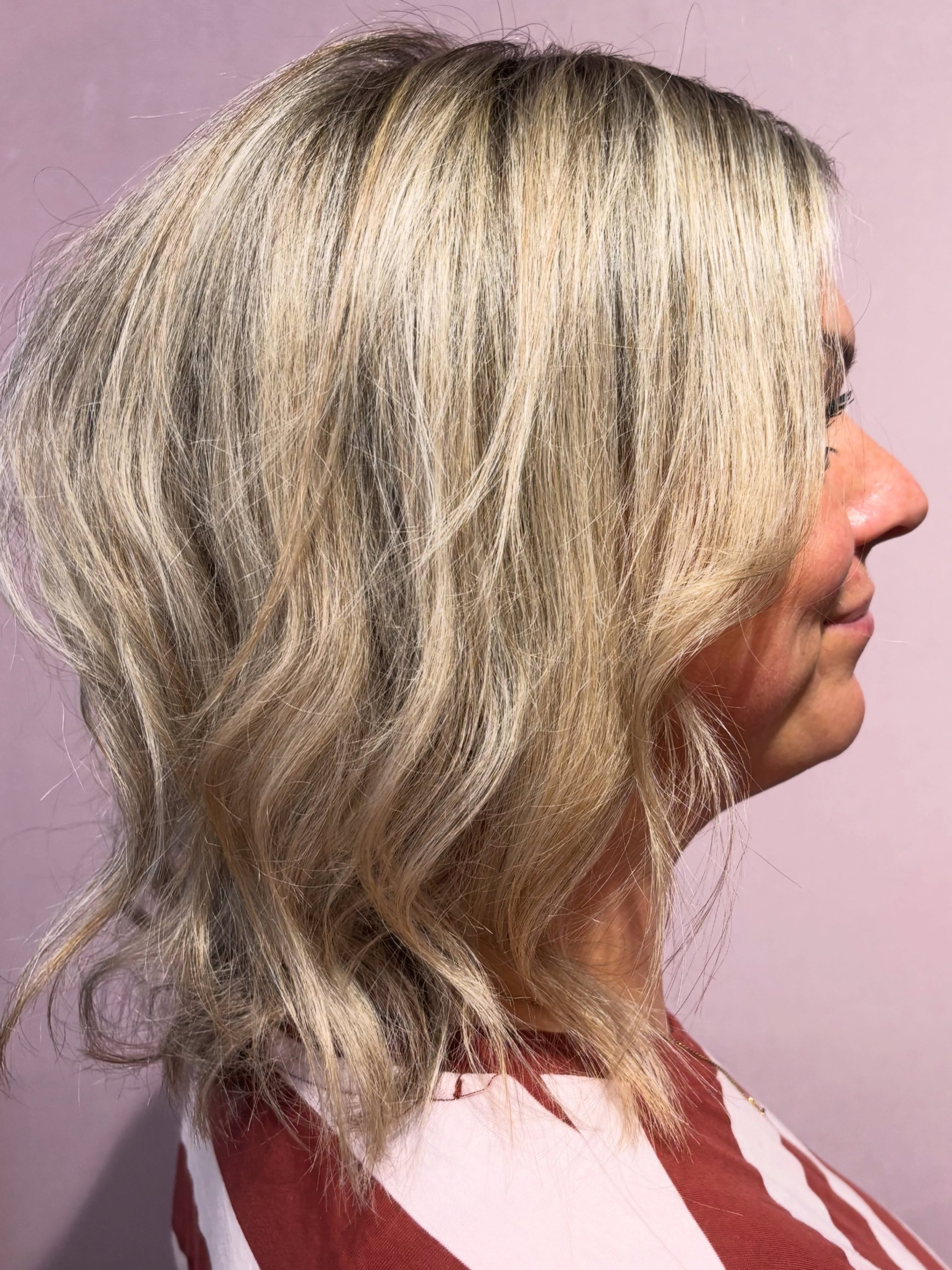 Blonde is a vibe ! 🔥 ik hou ervan! 😍 Ik wil niet dat je hier weggaat alleen maar met &ldquo;mooi haar&rdquo;.

Ik wil dat je in de spiegel kijkt en denkt:

Jezus&hellip; ja. D&iacute;t ben ik.

Het allerbeste uit je haar halen, zonder jou te verand