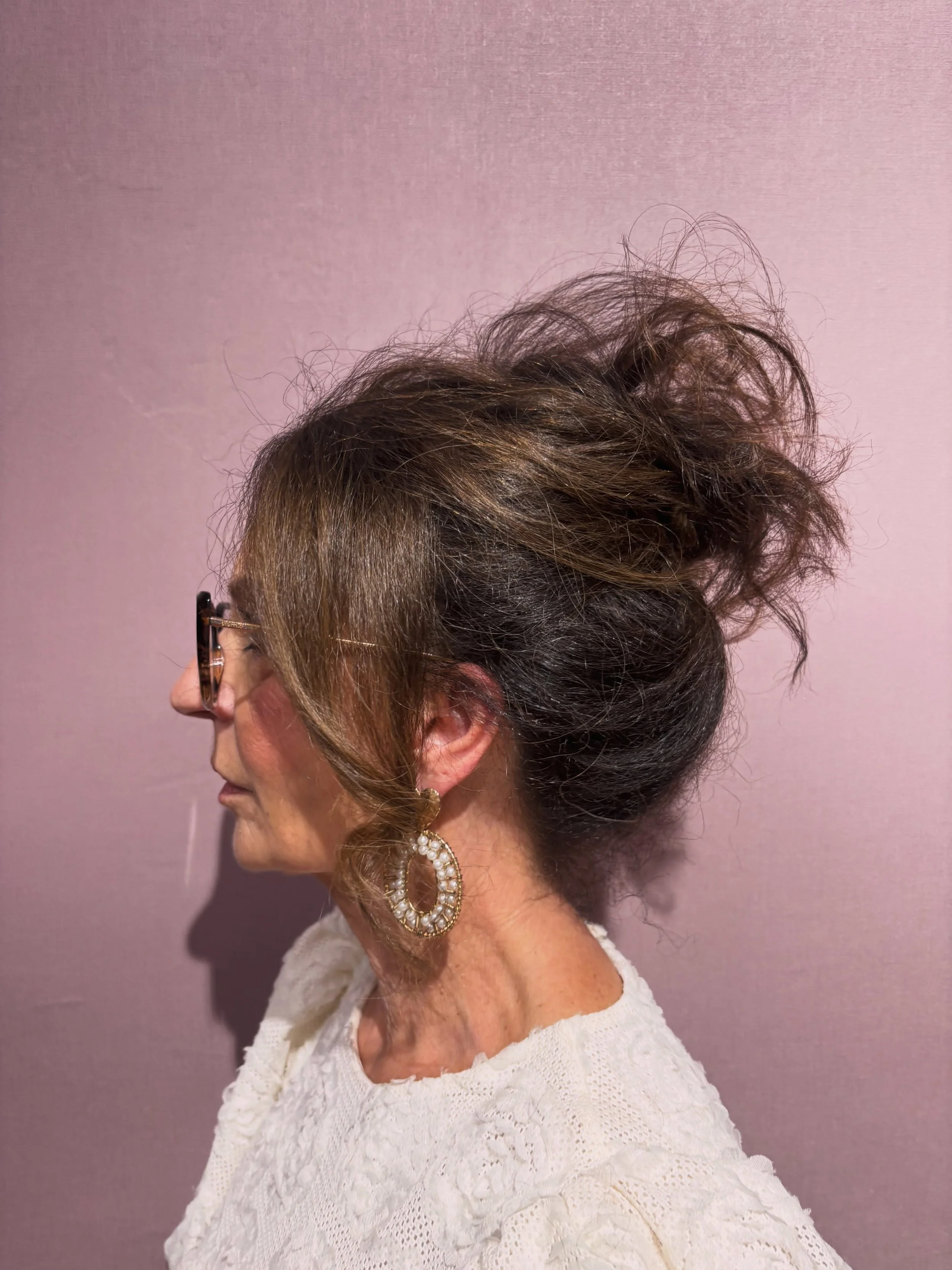 Pretty woman. En nee, leeftijd doet er niet toe. 🔥

Je mag jezelf nog steeds mooi maken.
Jezelf optutten. Een beetje uitpakken. En alles uit jezelf halen waar jij blij van wordt.

Sterker nog: doe het vooral.

Vandaag mijn eigen moeder in de stoel. 
