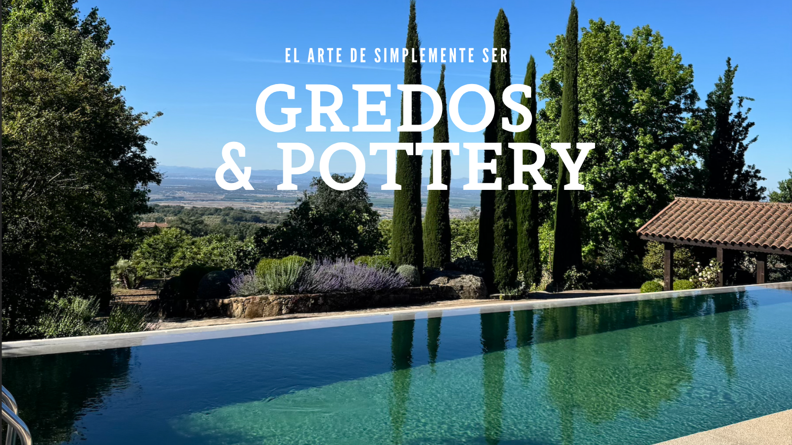 Vista de un jardín con piscina, árboles y colinas de fondo, con texto en español que dice 'El arte de simplemente ser, Gredos & Pottery'.