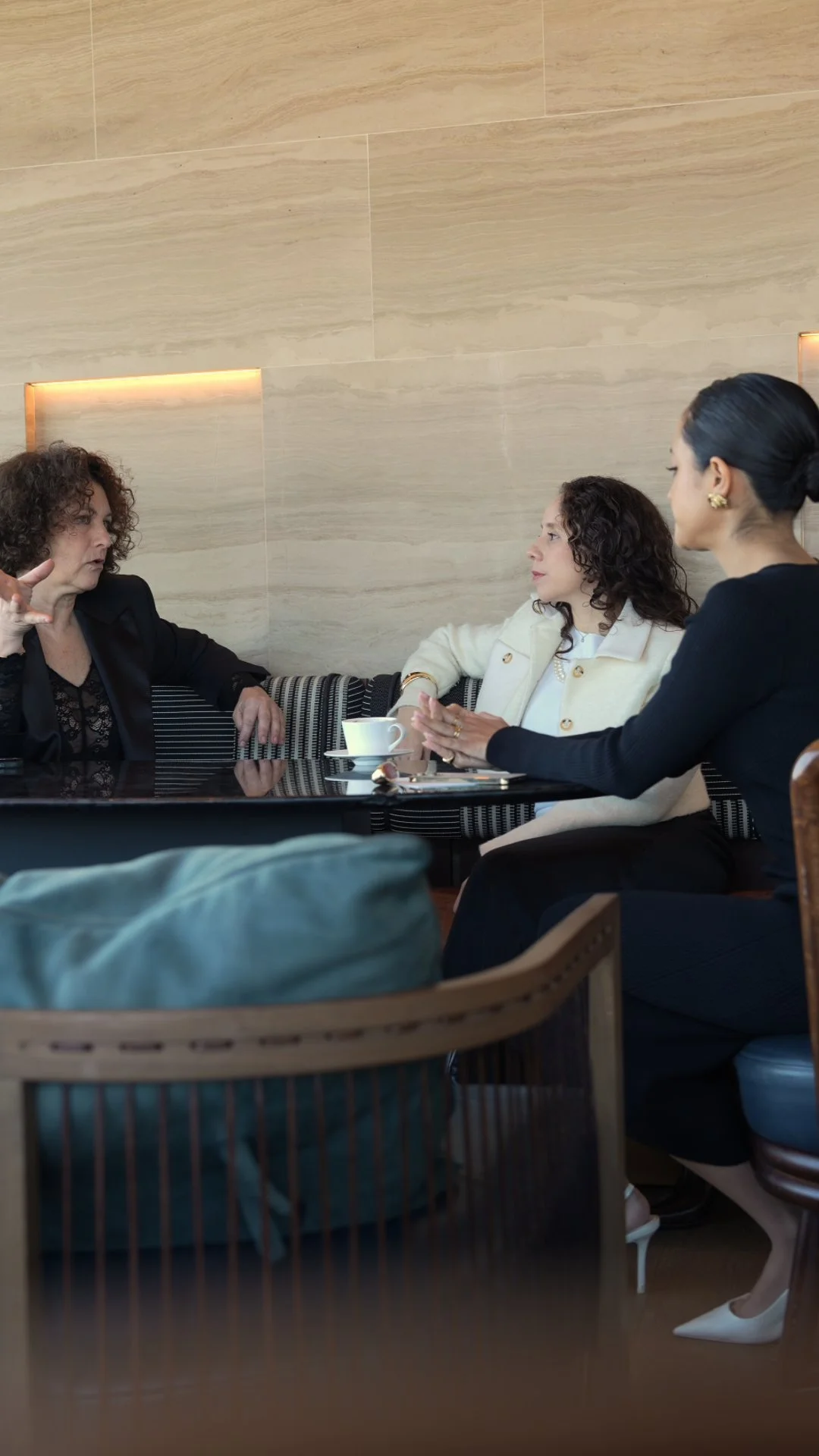 Tres líderes conversando alrededor de una mesa