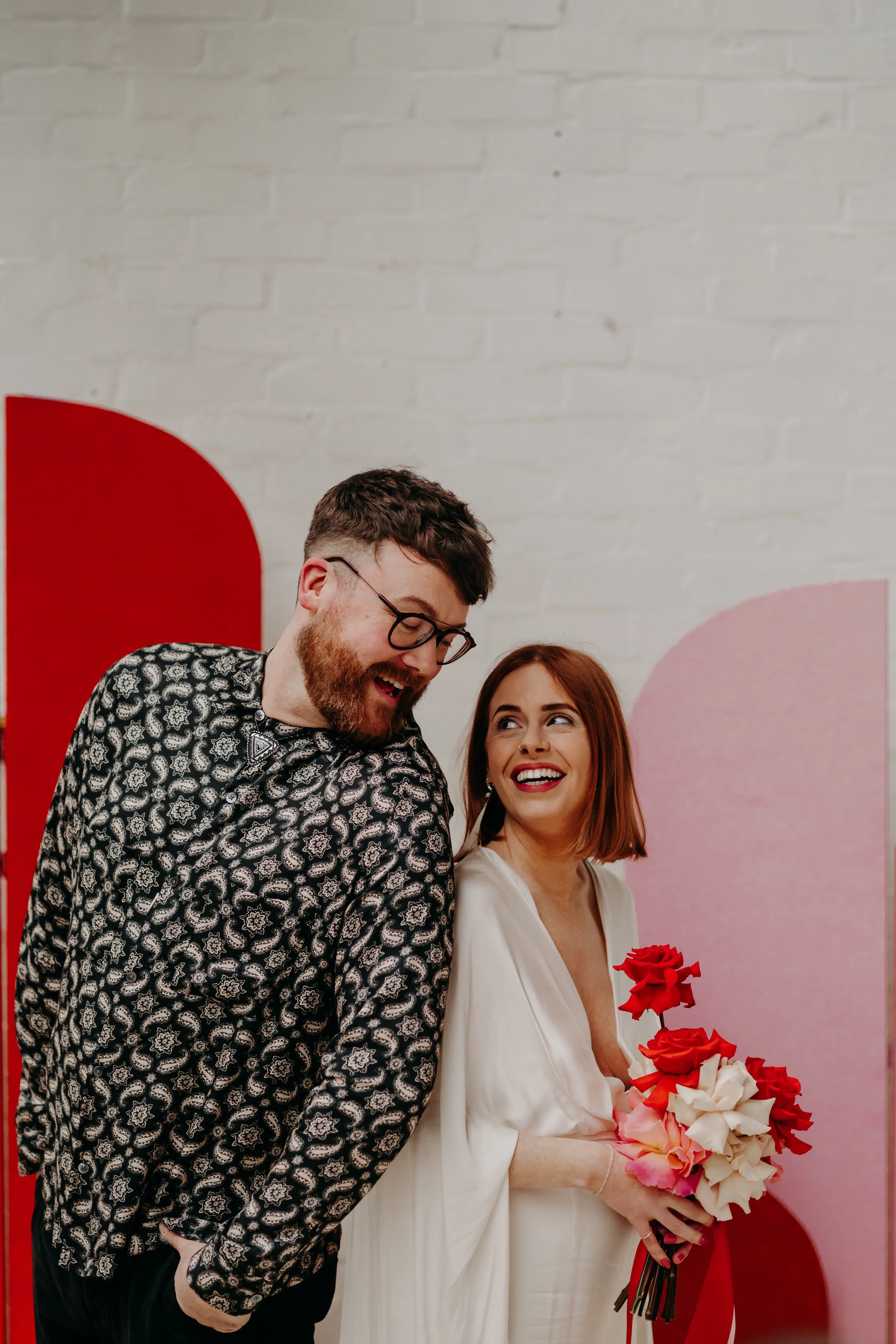 Photo de couple de mariage originale et naturelle. 