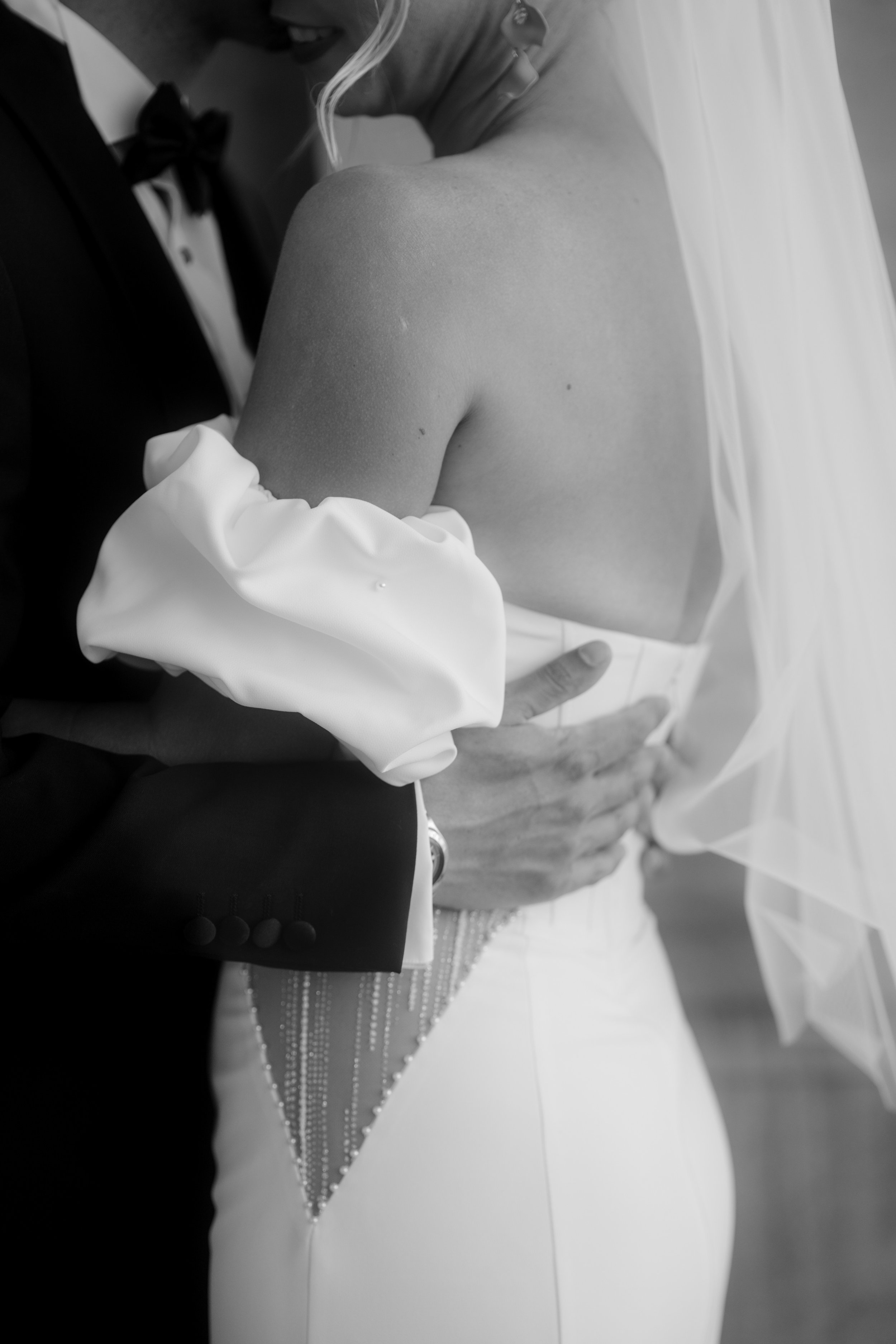 Photo de mariage moderne en noir & blanc mettant en valeur les détails et les tenues de votre mariage. 