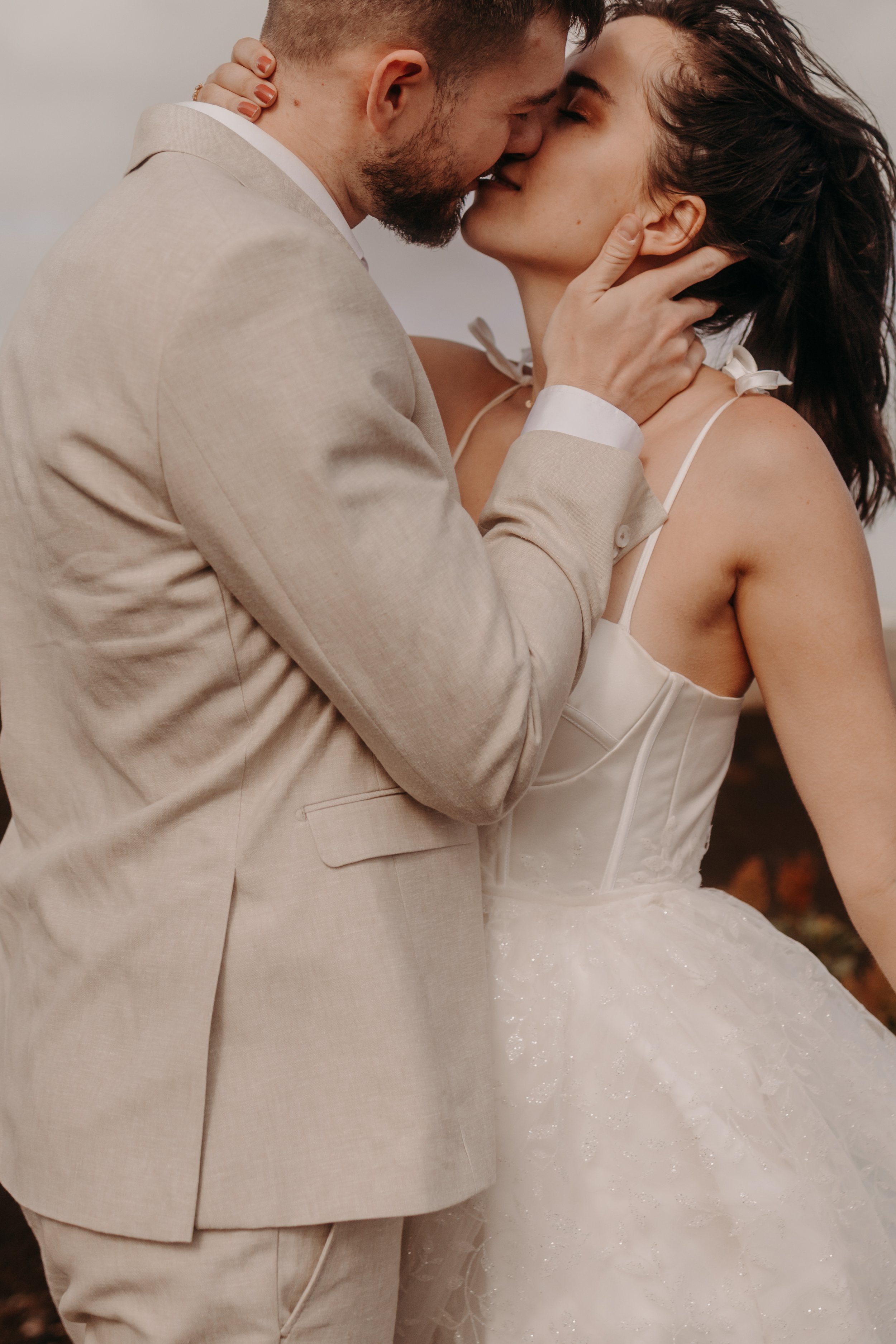 Photo de couple. Mariage moderne et éditorial. 