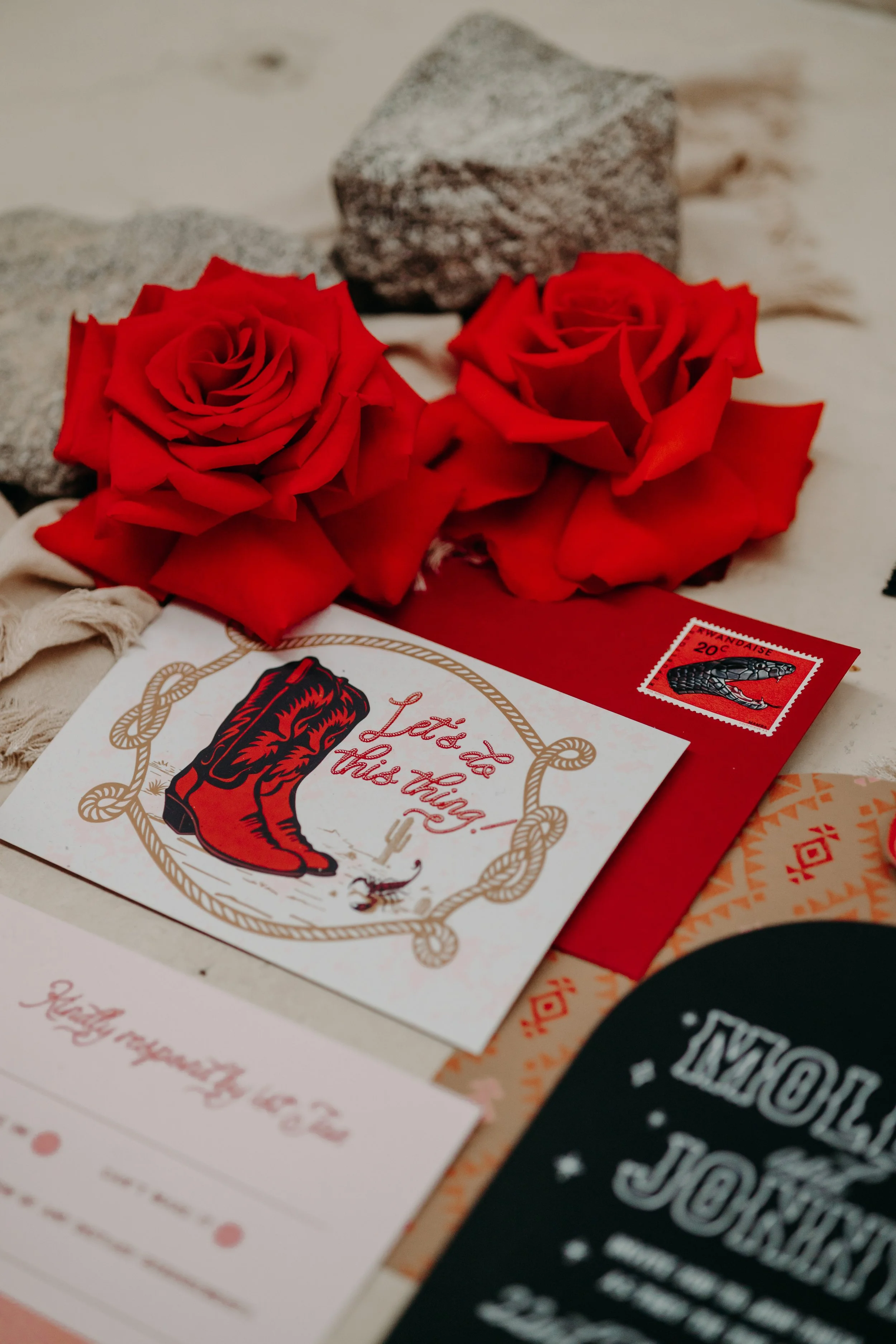 Papeterie de Mariage et fleurs colorées.