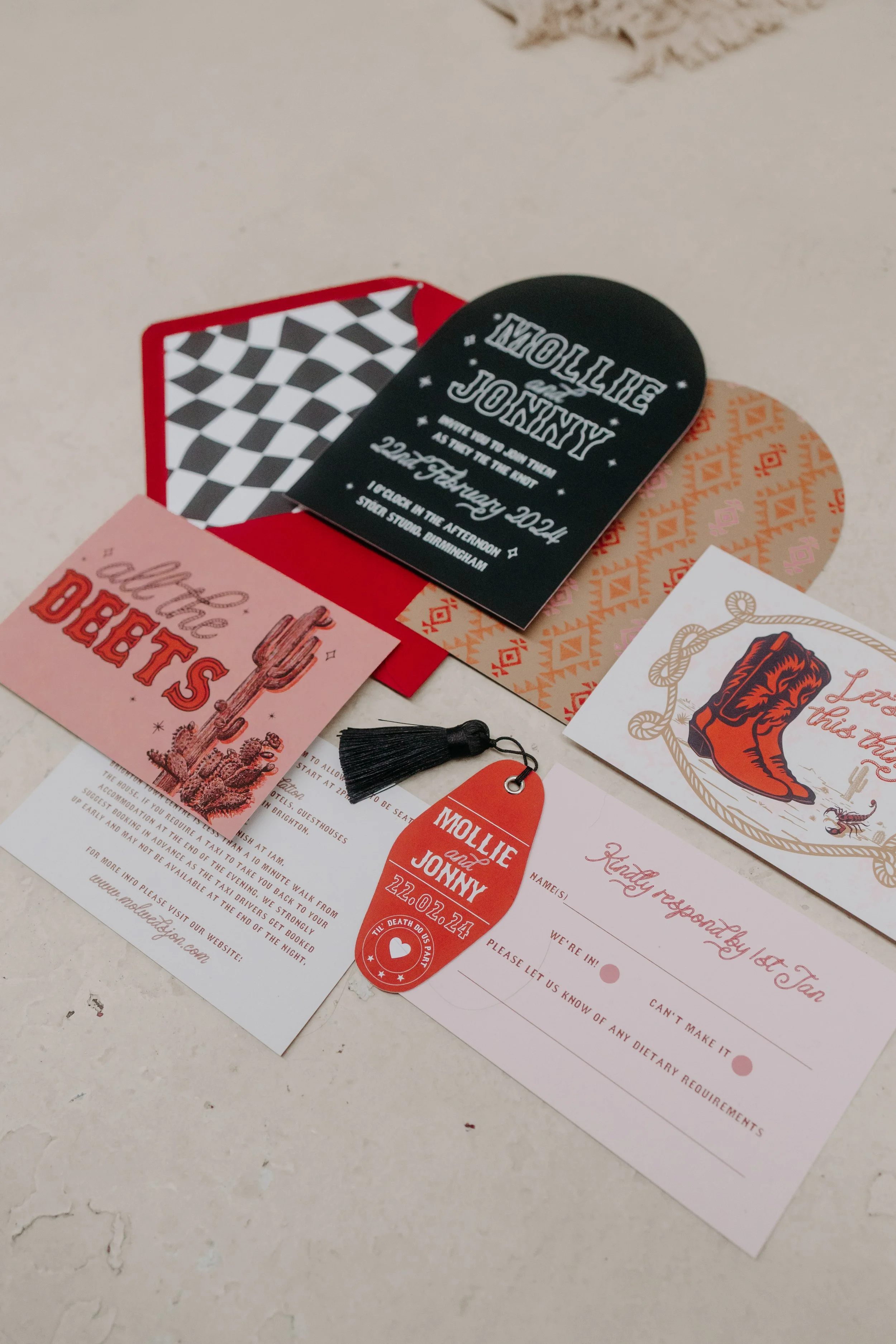 Invitations de mariage rustiques avec motifs cowboy, laissez-moi ce que tu veux, une étiquette avec nom et date, un badge de mariage, une carte de note, et quelques cartes de décoration.