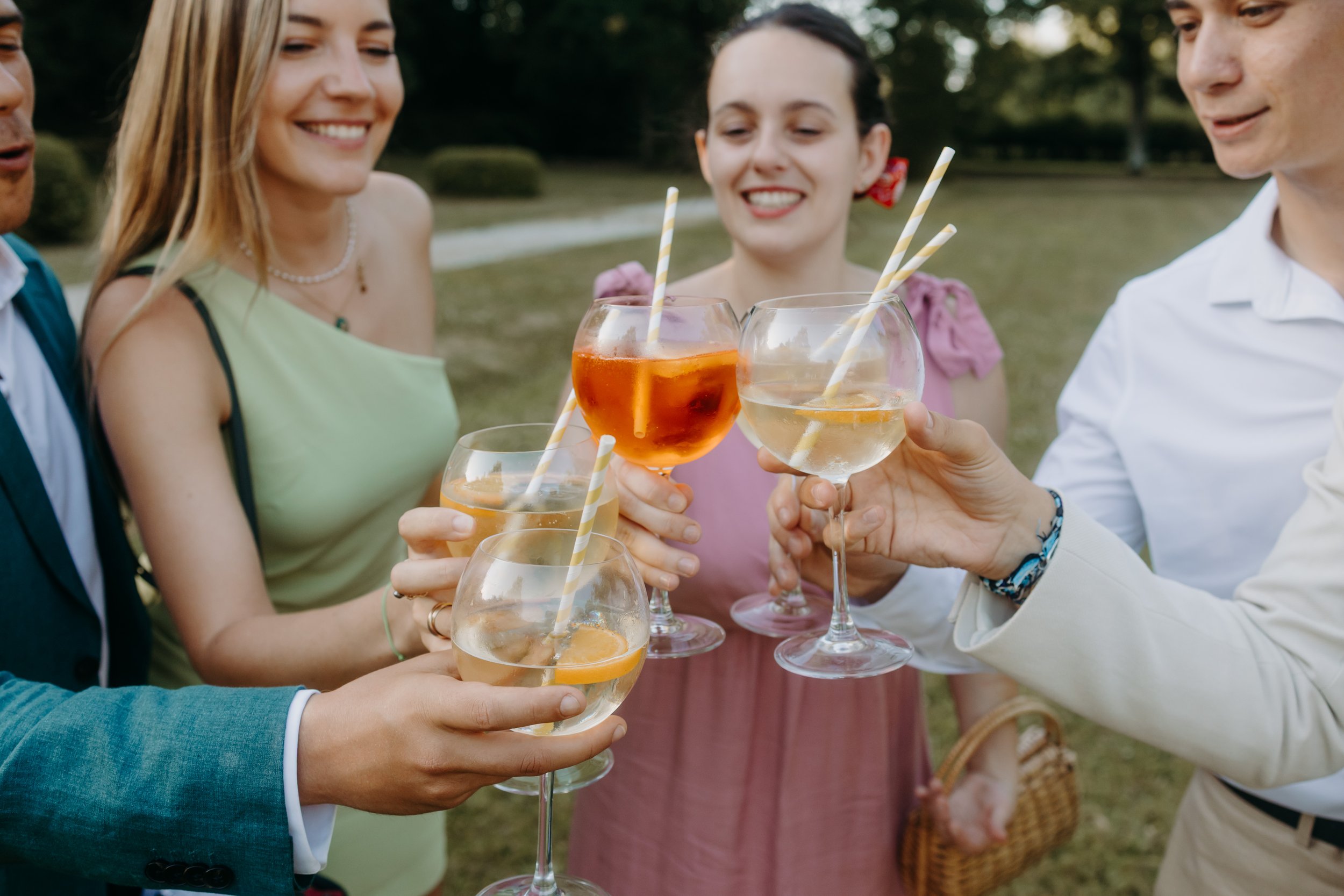 Photo d'ambiance de mariage. Photo naturelle et prise sur le vif. Reportage photo moderne et authentique. 
