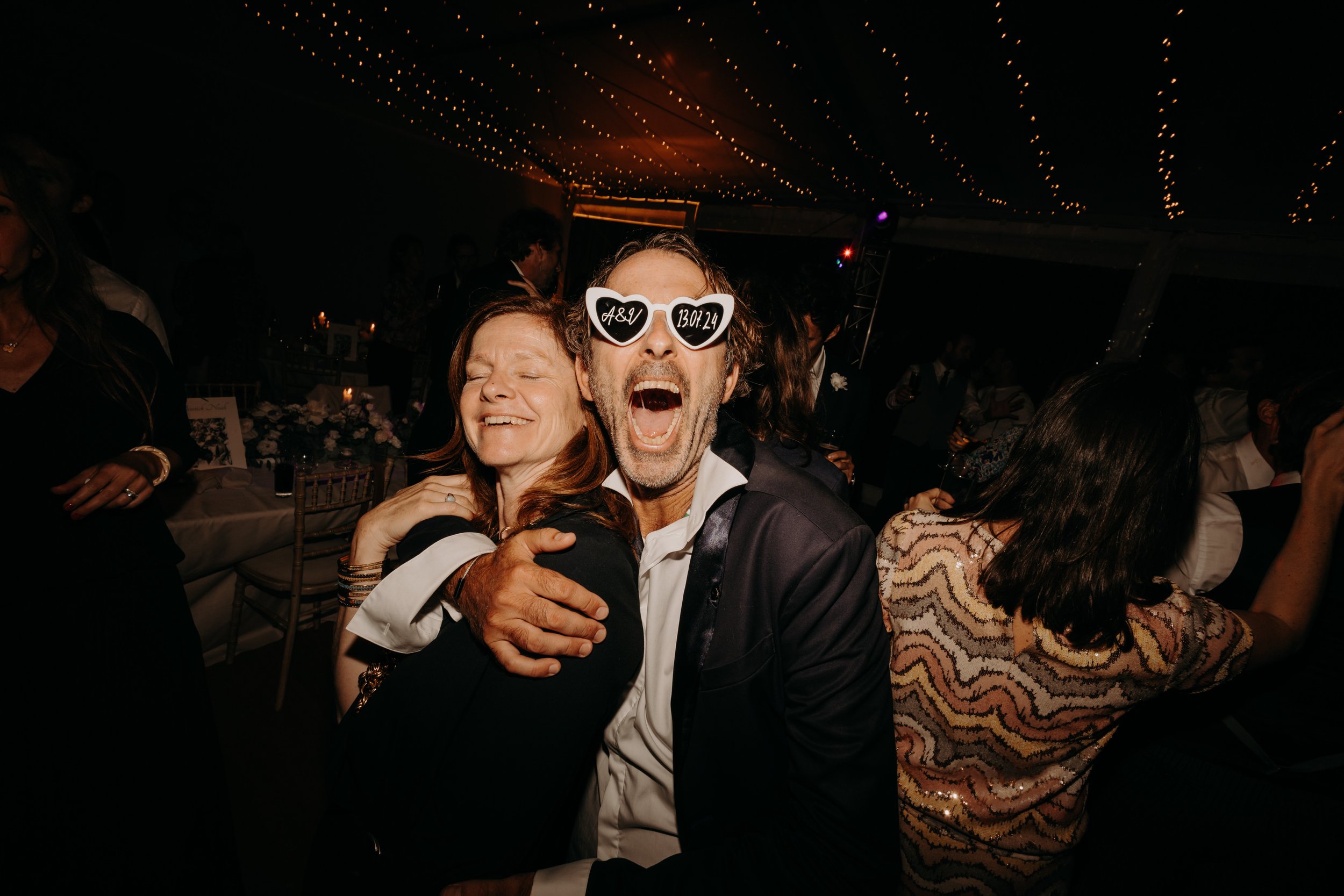 Photo de soirée moderne et festive. Un résultat naturel et authentique. 